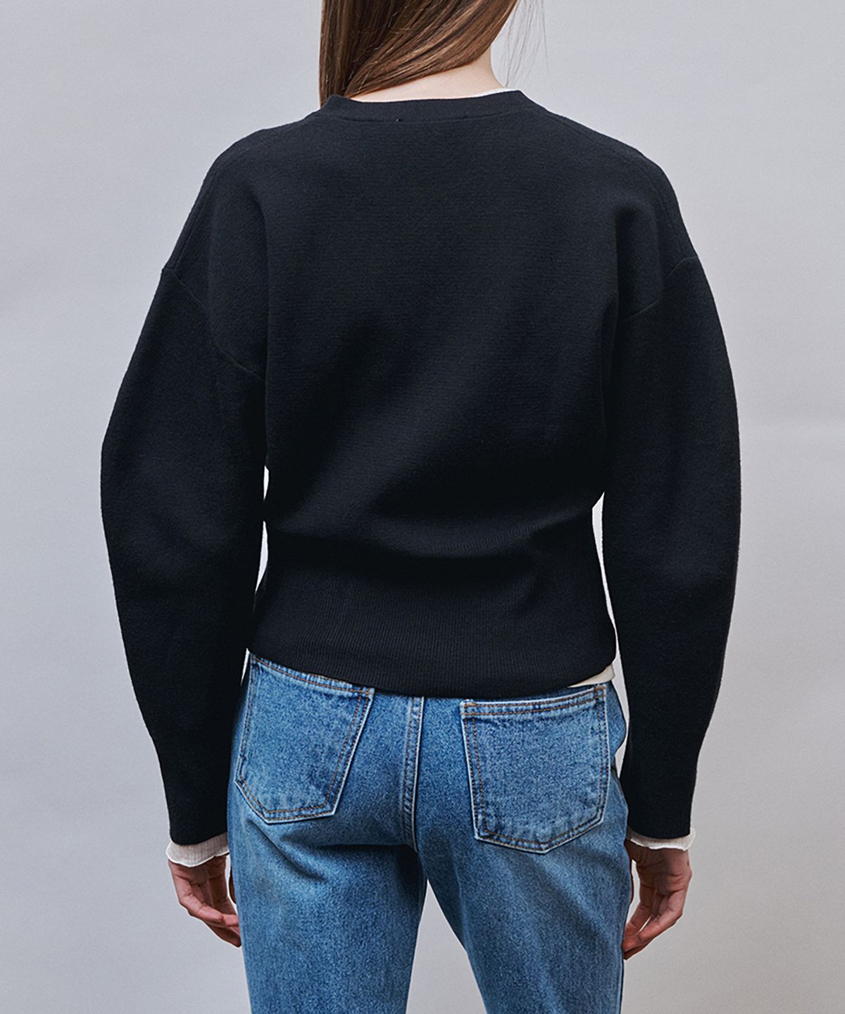 아위(AHWE) V-Neck Cardigan_BLACK