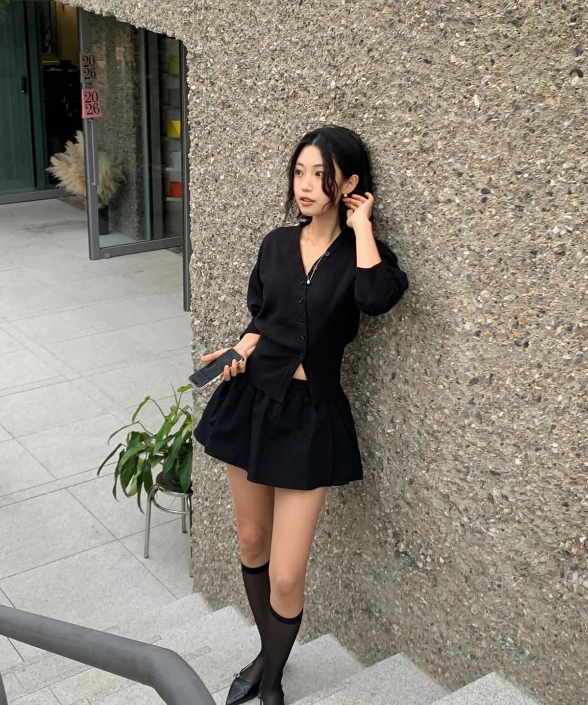 아위(AHWE) V-Neck Cardigan_BLACK