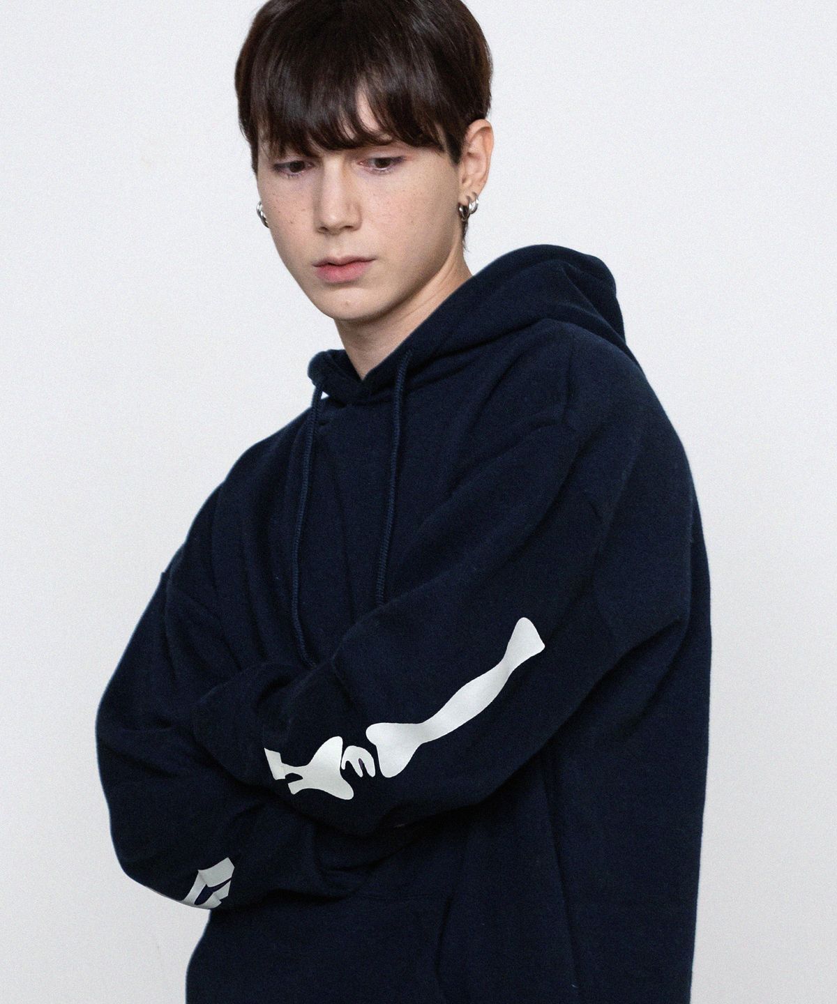 그레이버(GRAVER) [UNISEX]엘보우 OF 본 후드티_네이비