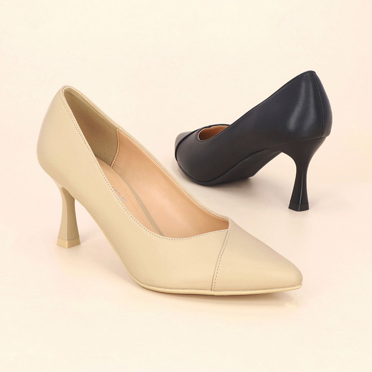 엘칸토(ELCANTO) 인텐스 여성 슬림 V컷 디테일 펌프스 7cm LCWD73I339