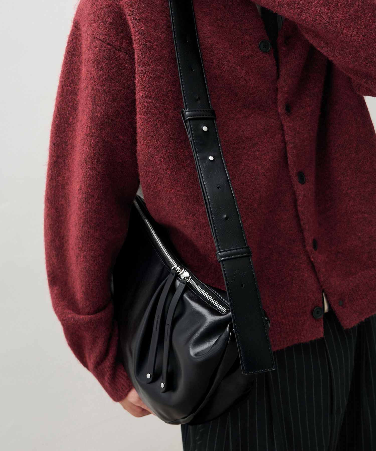 MUSINSA公式 | DRAW FIT ホーボーレザー クロスバッグ [ブラック]