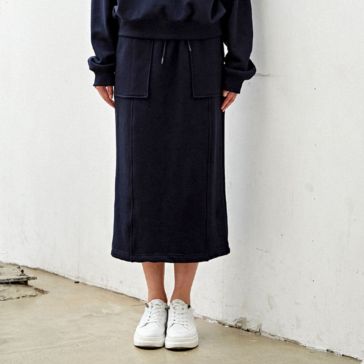 커스텀어스(CUSTOMUS) 뒷트임 미디 스커트 CFW23FKSK910