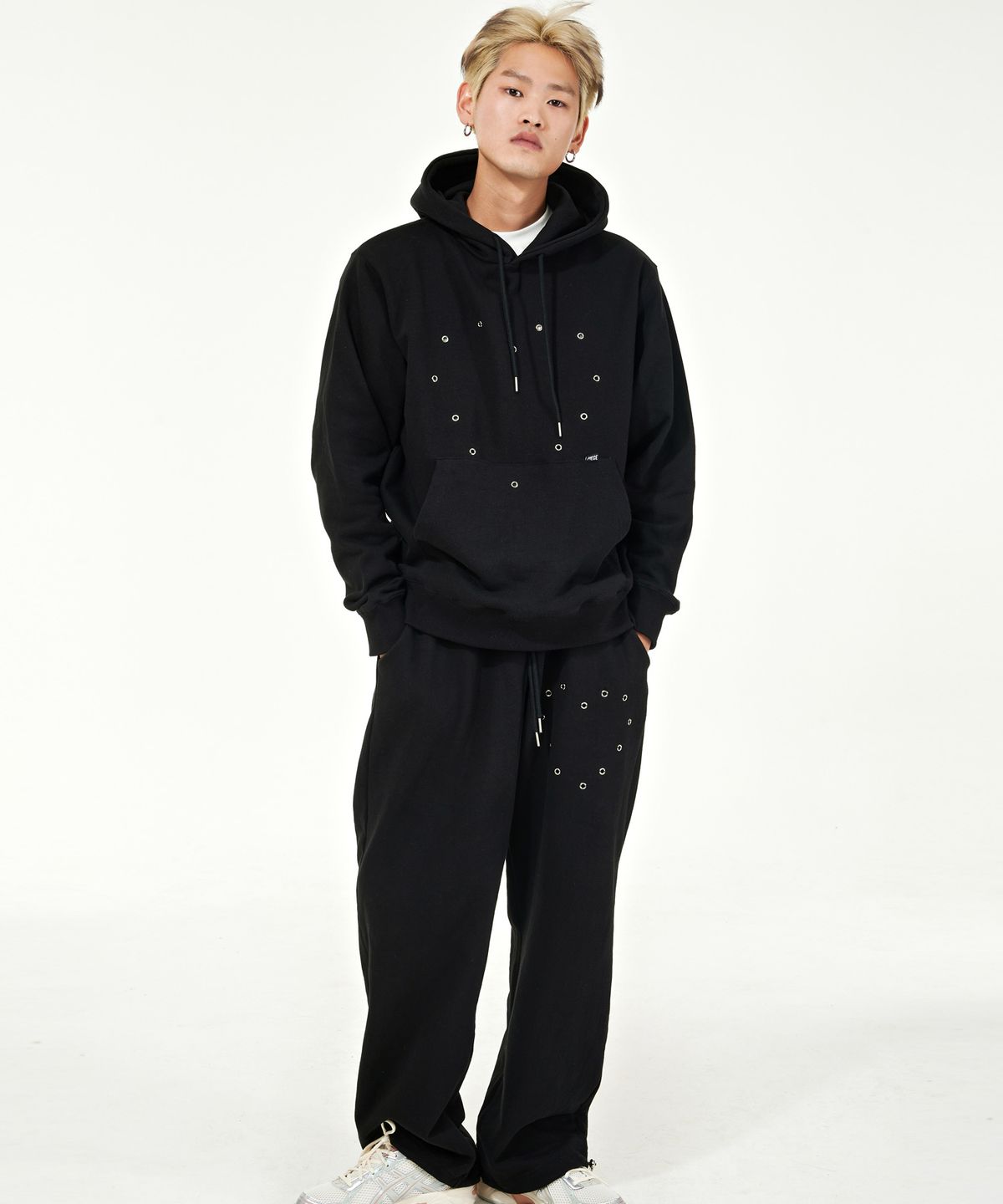 피스메이커(PIECE MAKER) HEART EYELET SWEAT PANTS (BLACK)