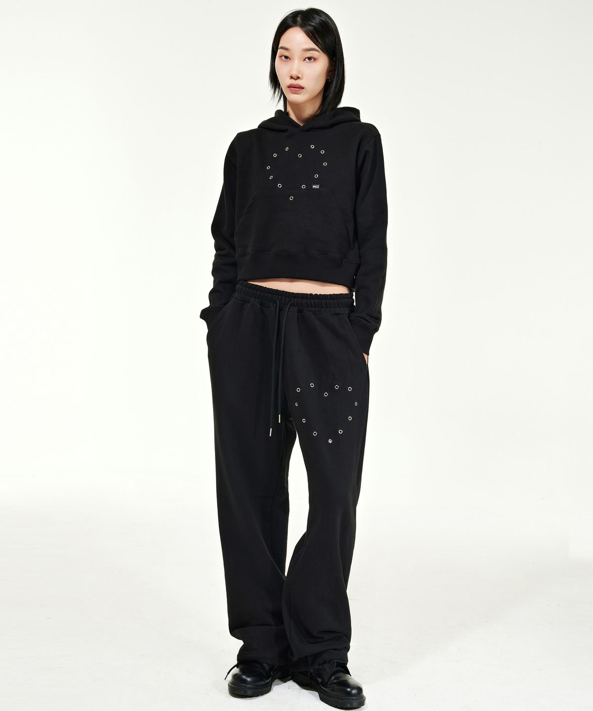 피스메이커(PIECE MAKER) HEART EYELET SWEAT PANTS (BLACK)