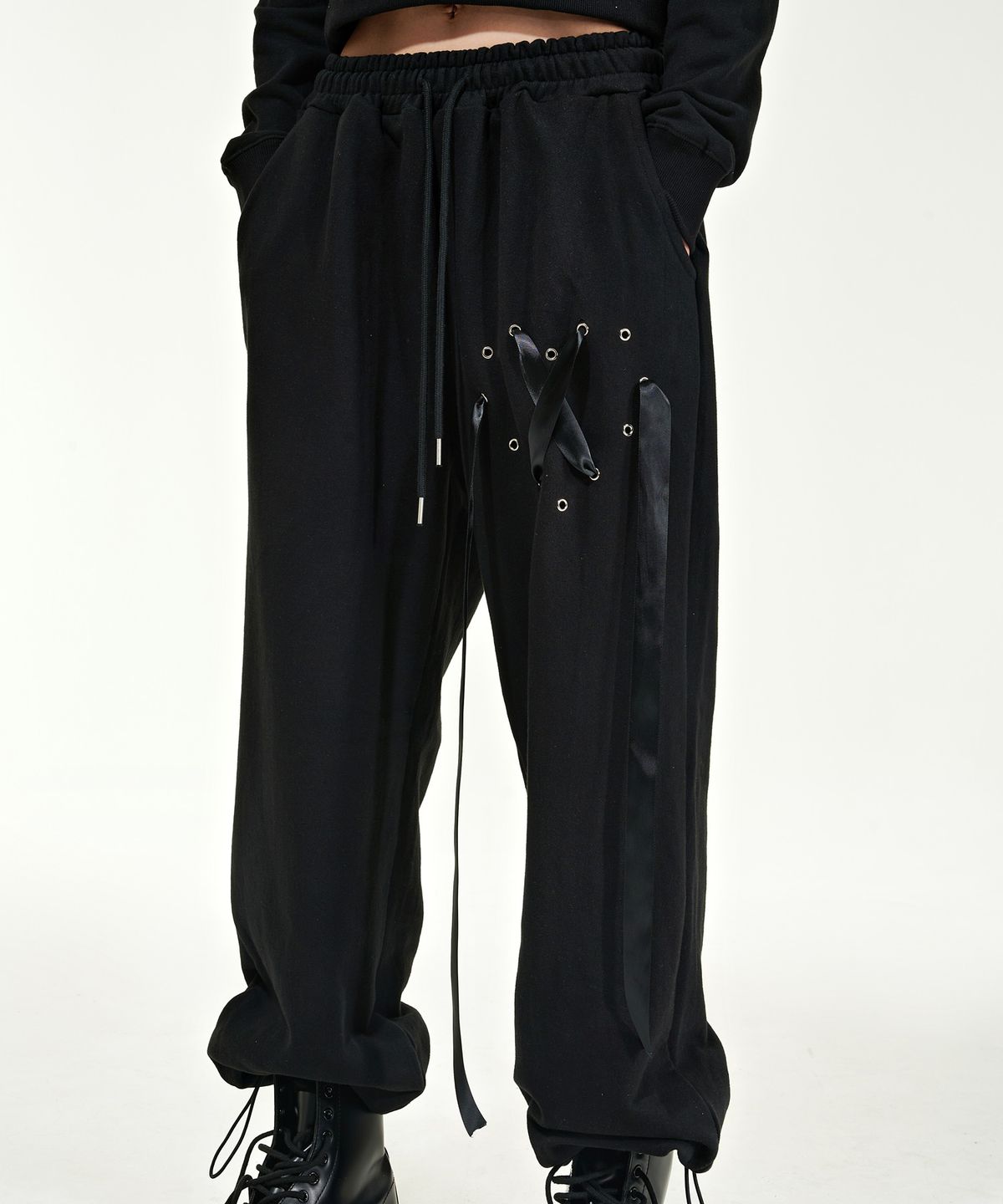 피스메이커(PIECE MAKER) HEART EYELET SWEAT PANTS (BLACK)