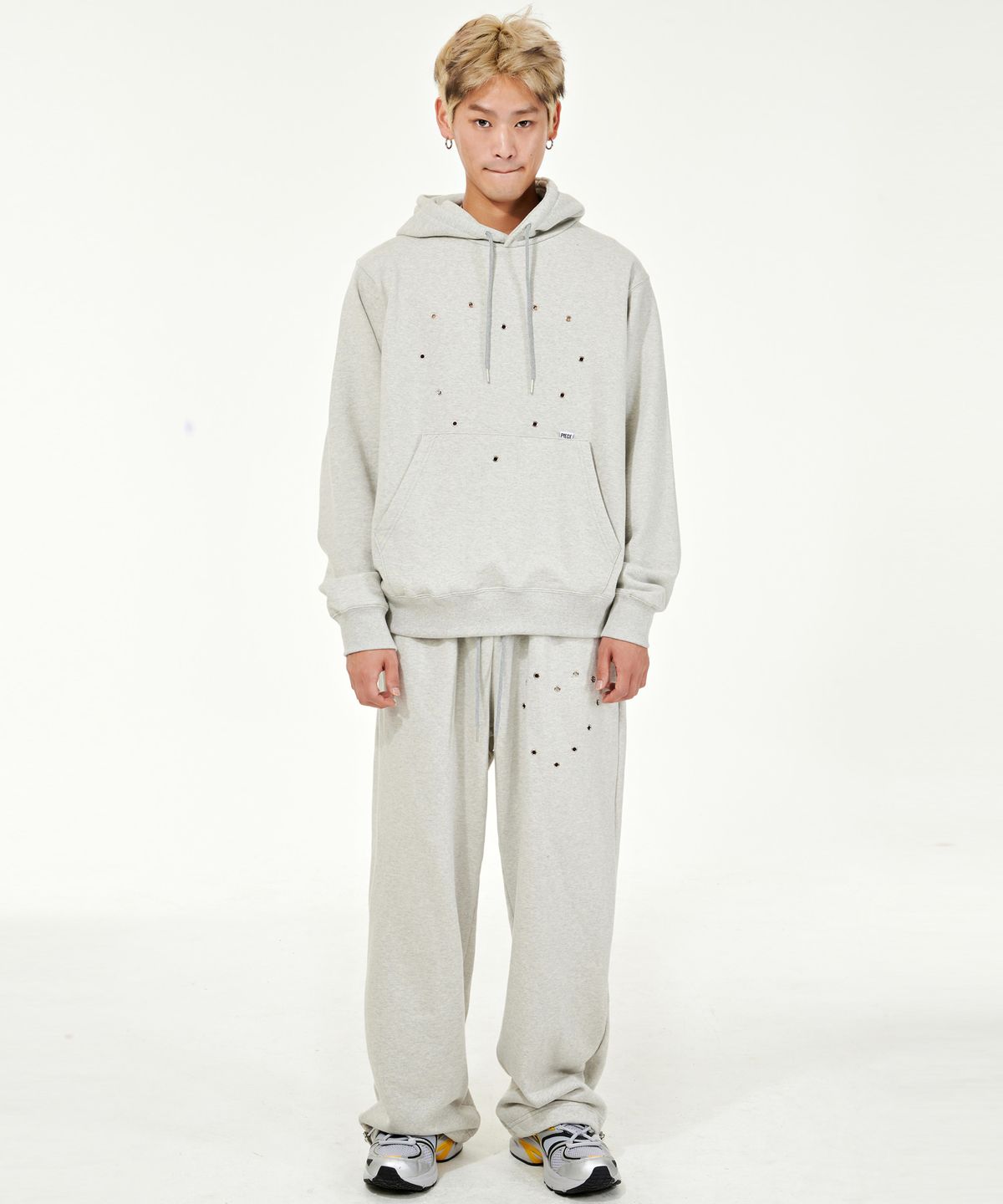 피스메이커(PIECE MAKER) HEART EYELET SWEAT PANTS (GREY)