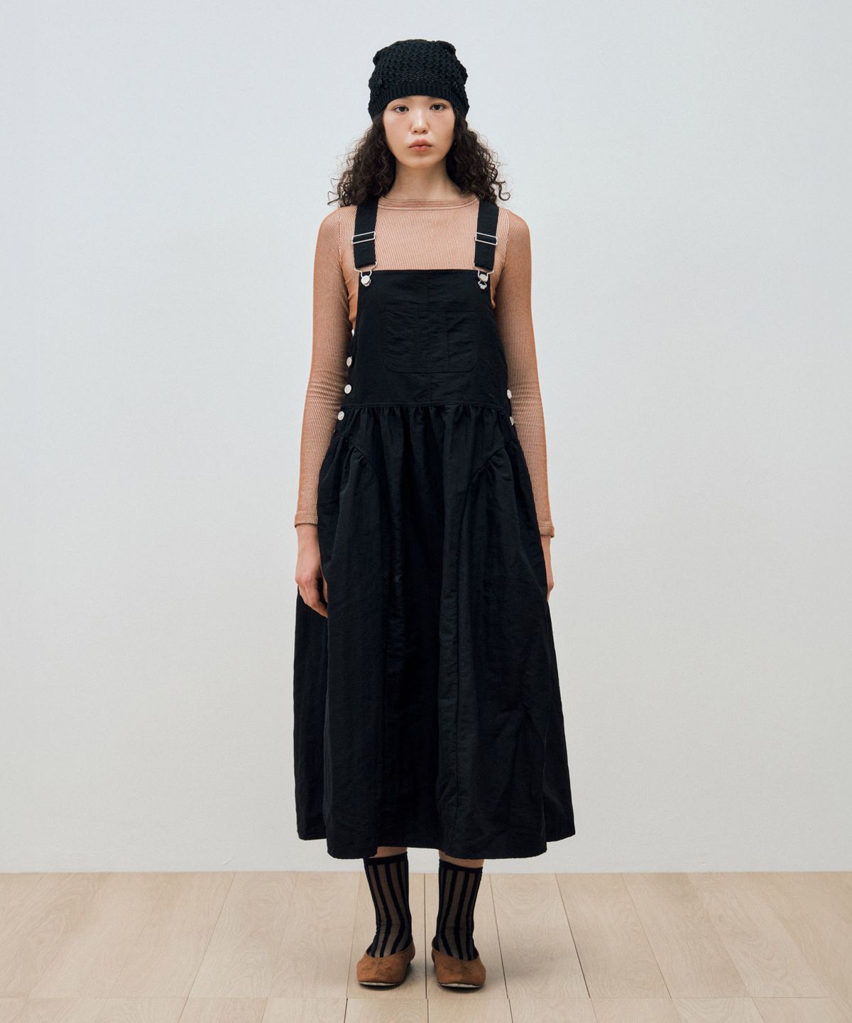 마이스(MAIS) SIDE PUFF NYLON OVERALL DRESS / BLACK