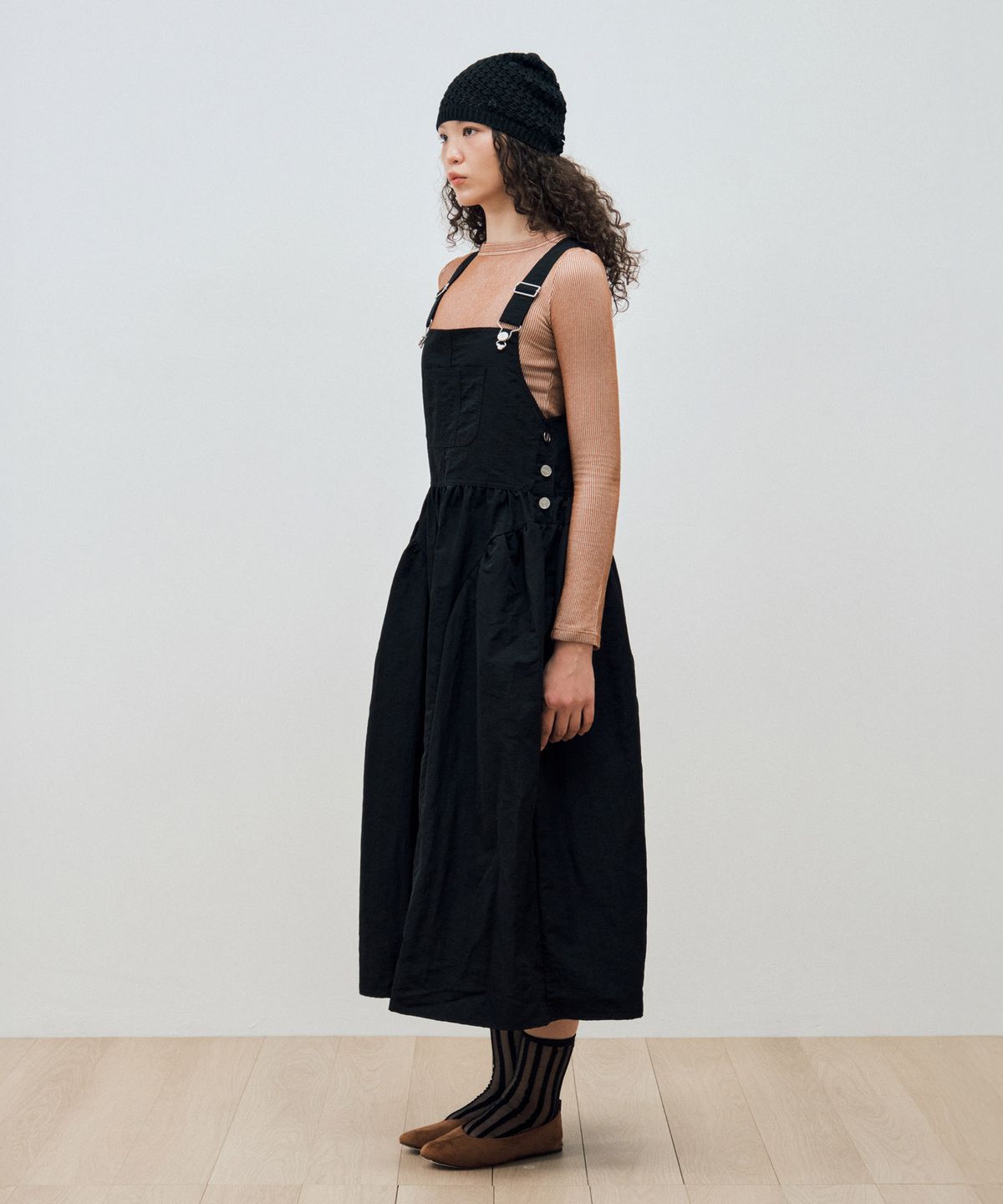 마이스(MAIS) SIDE PUFF NYLON OVERALL DRESS / BLACK