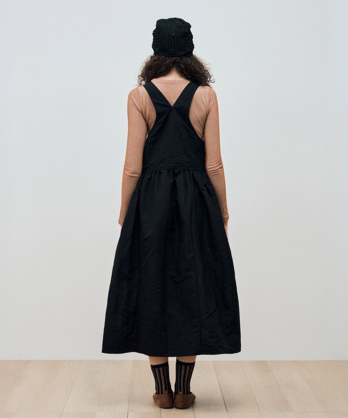 마이스(MAIS) SIDE PUFF NYLON OVERALL DRESS / BLACK