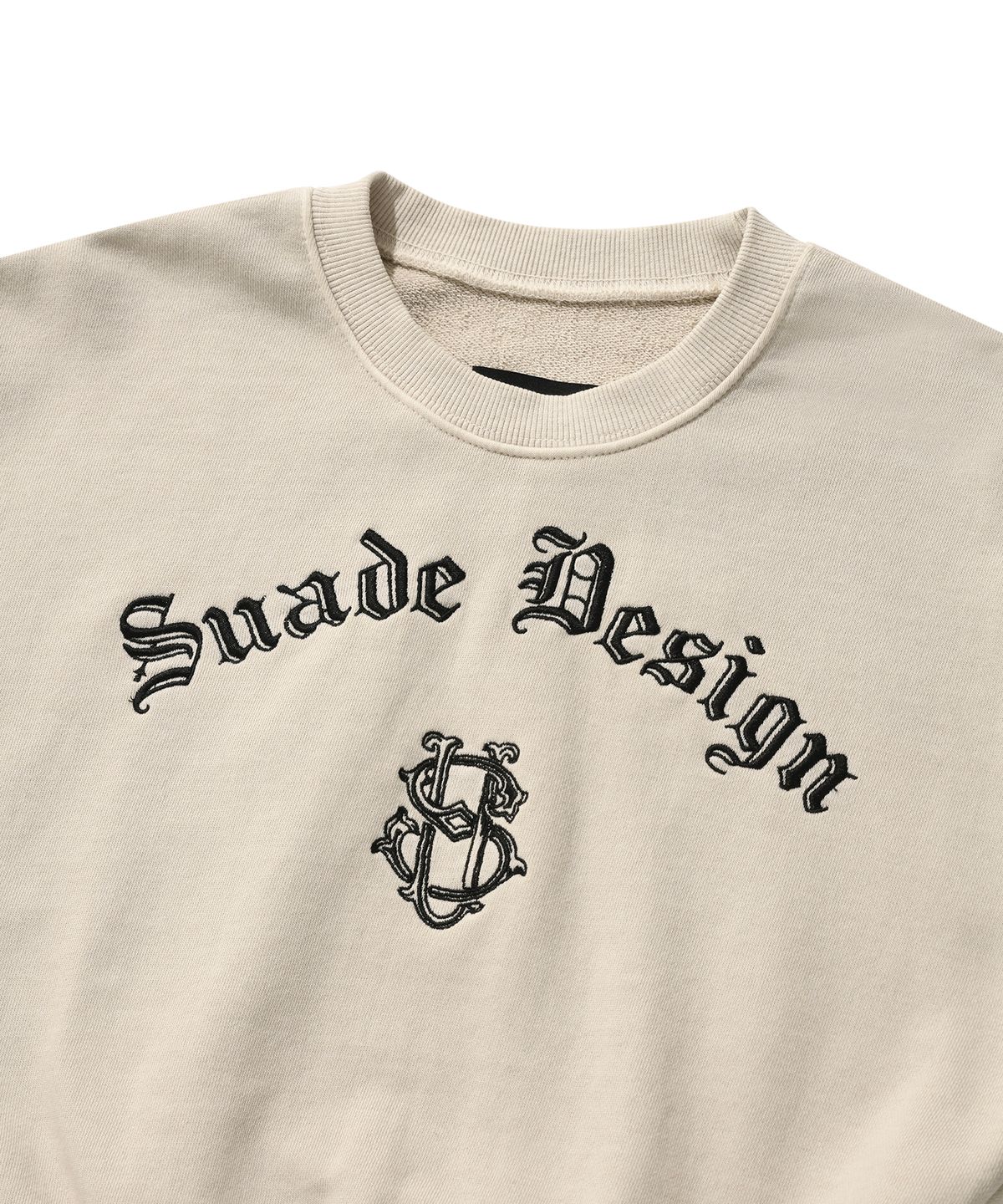 스웨이드(SUADE) MONOGRAM CROP CREWNECK [PIGMENT BEIGE]