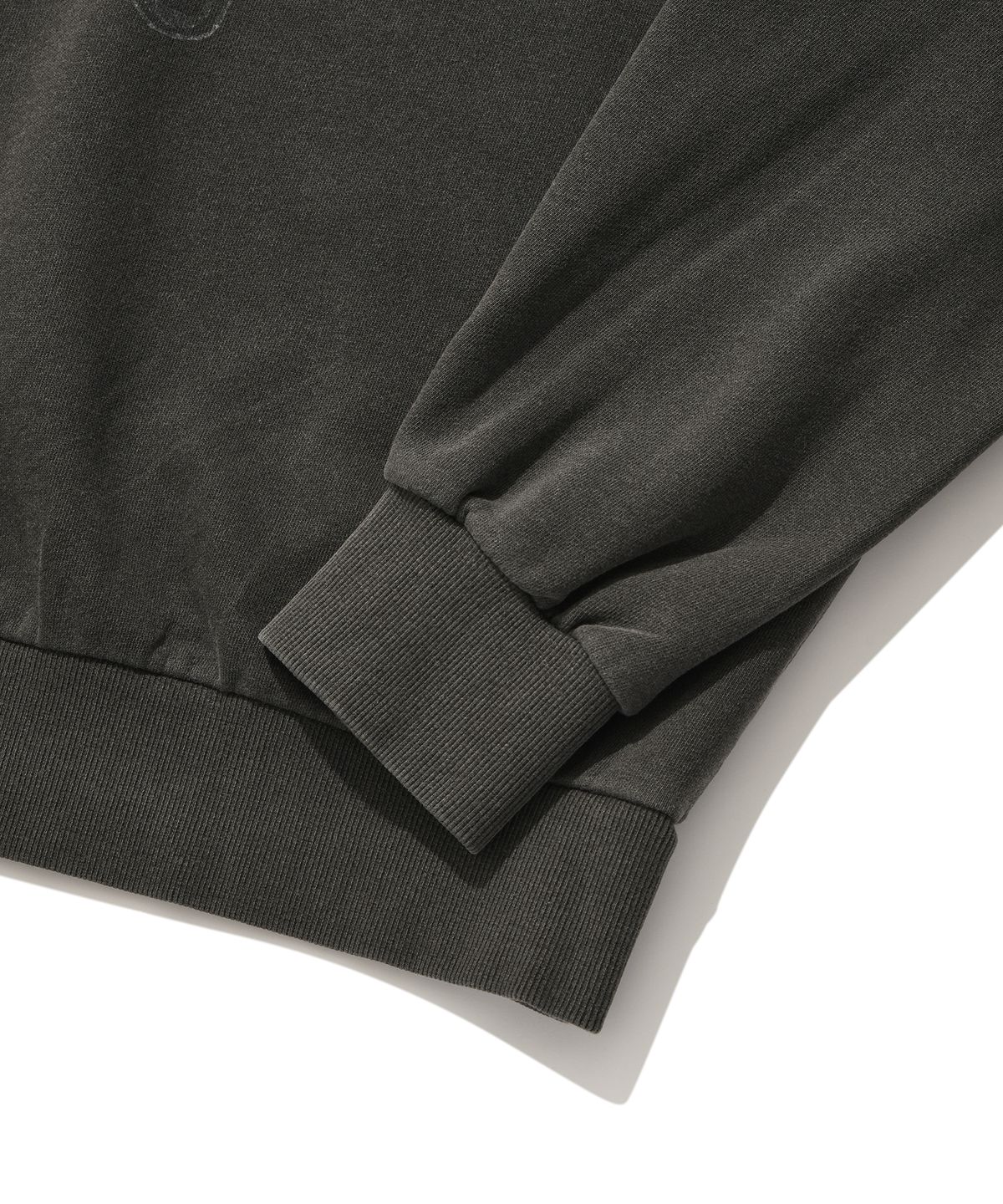스웨이드(SUADE) ROCK DEAD SKULL CREWNECK [PIGMENT BLACK]