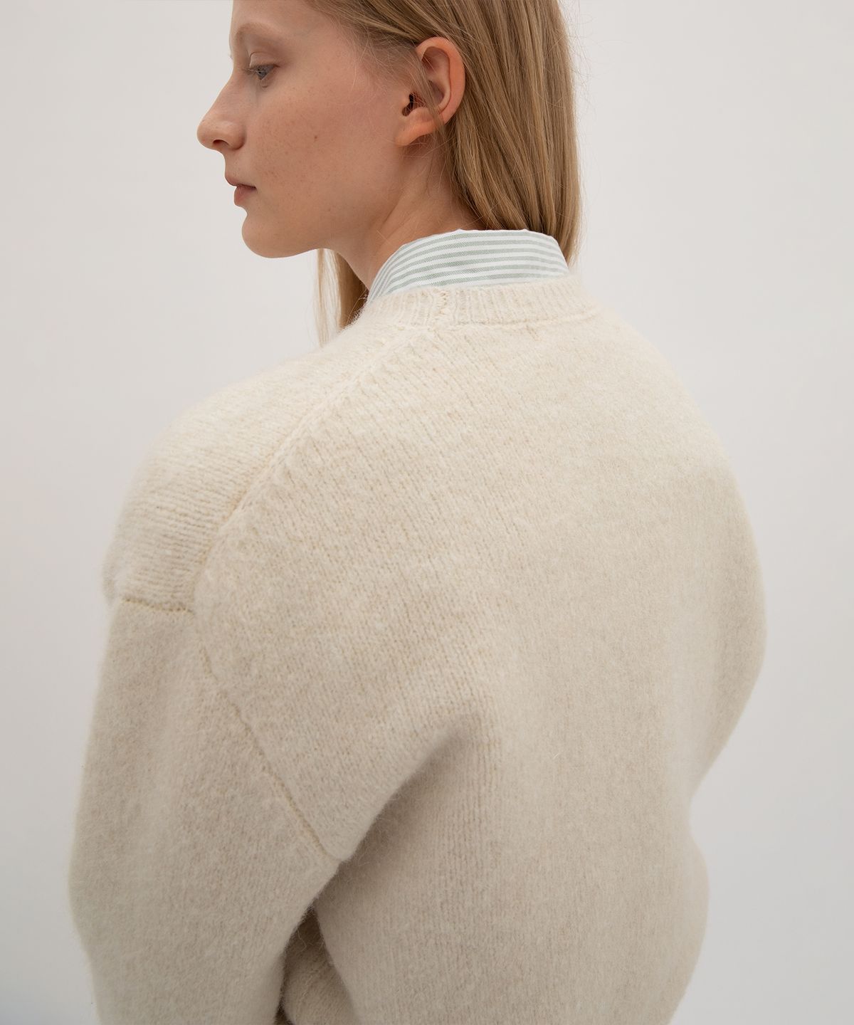 르바(LEVAR) Pullover Round Wool Knit - Cream