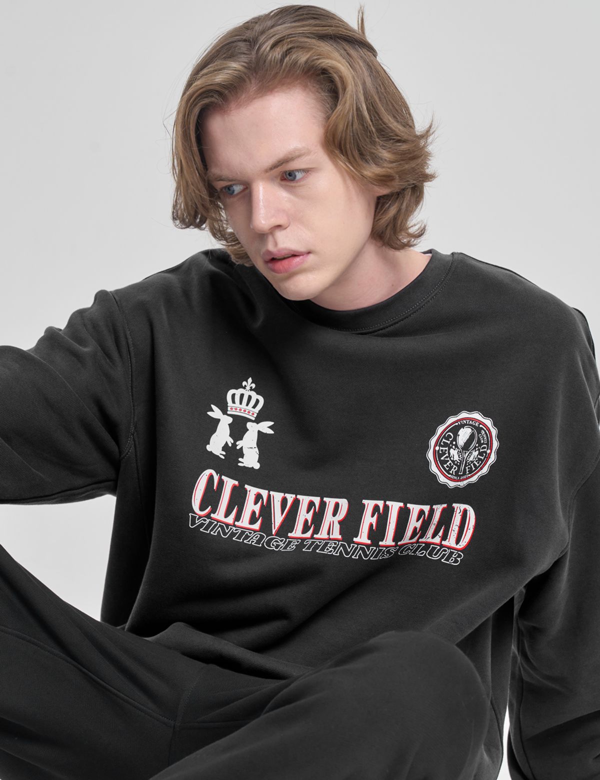 클레버필드(CLEVER FIELD) 시즌 엠블럼 와이드 스웻셔츠_차콜