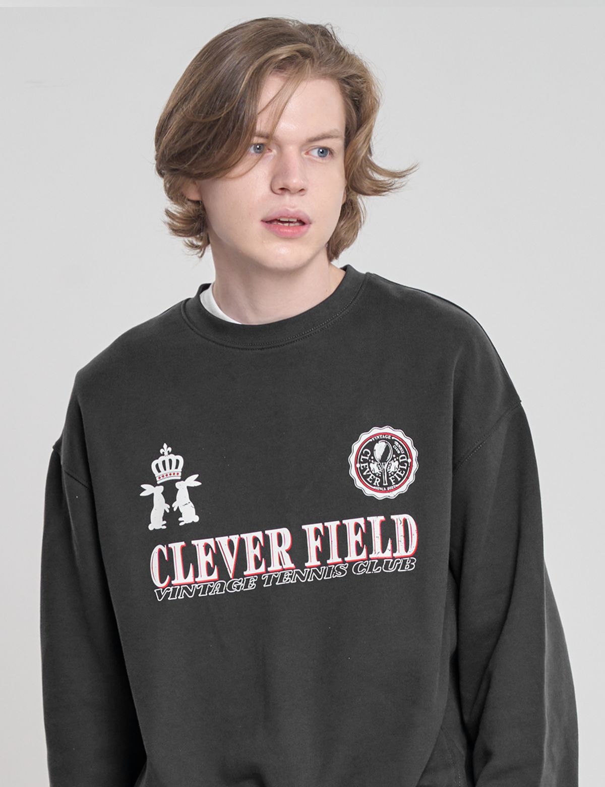 클레버필드(CLEVER FIELD) 시즌 엠블럼 와이드 스웻셔츠_차콜