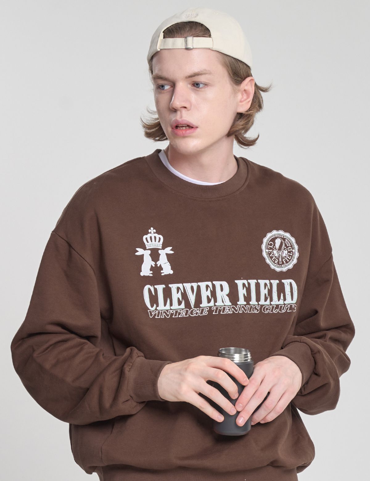클레버필드(CLEVER FIELD) 시즌 엠블럼 와이드 스웻셔츠_브라운