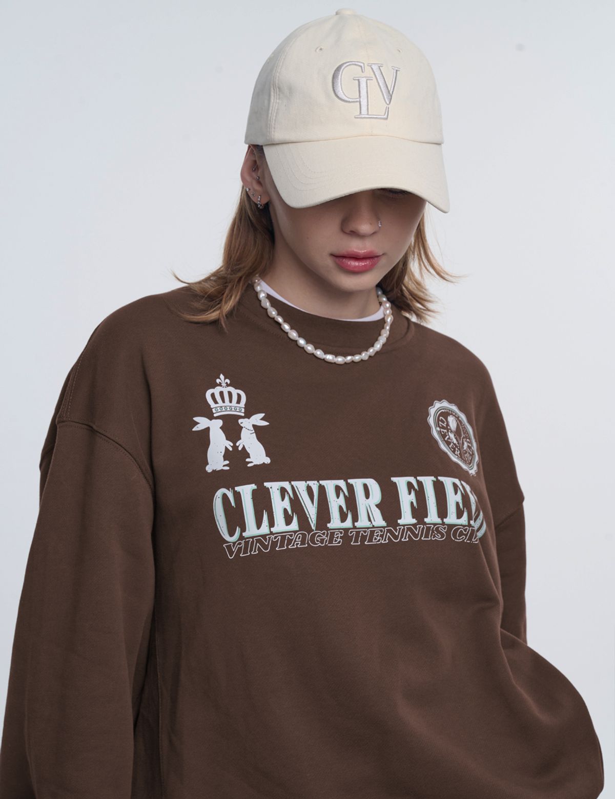 클레버필드(CLEVER FIELD) 시즌 엠블럼 와이드 스웻셔츠_브라운