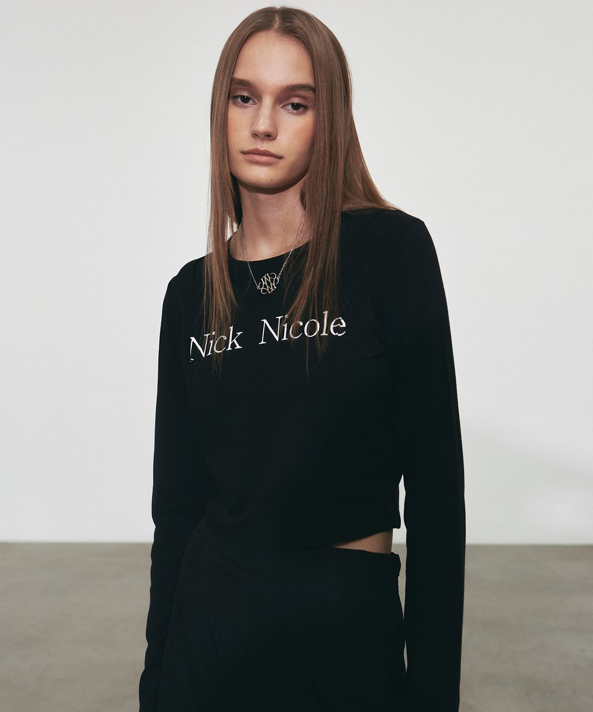 닉앤니콜(NICK&NICOLE) NICOLE PINTUCK LS CROP TOP_BLACK