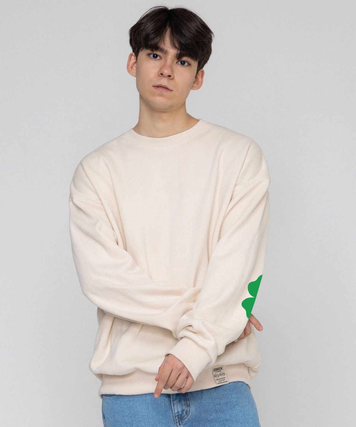 그레이버(GRAVER) [UNISEX]엘보우 클로버 스마일 맨투맨_크림