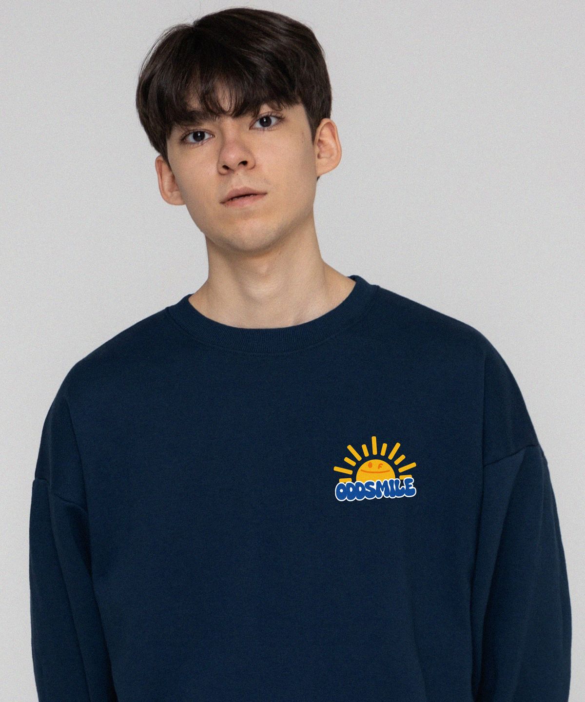 그레이버(GRAVER) [UNISEX]ODDSMILE 썬 스마일 맨투맨_네이비