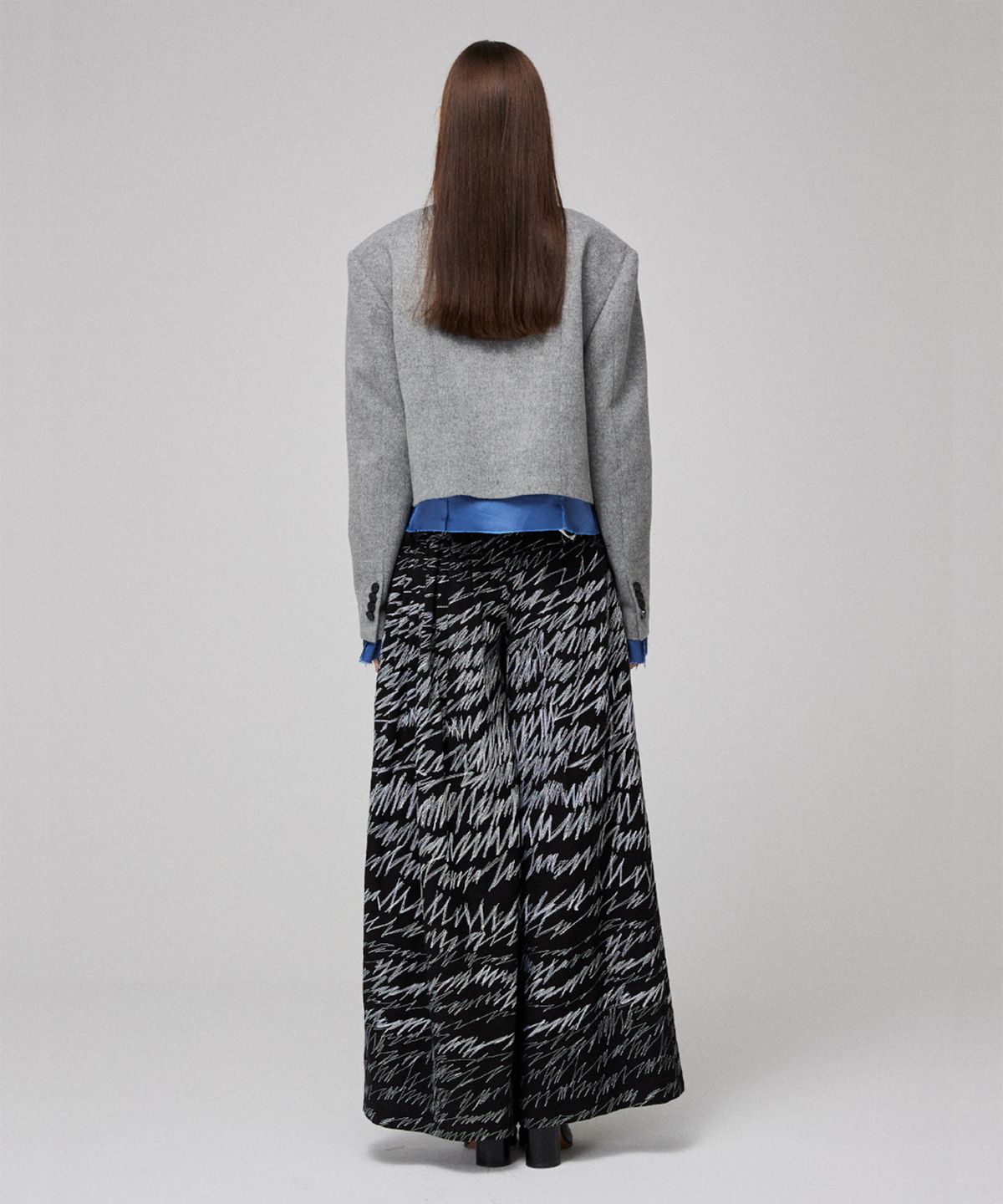 므아므(MMAM) Signature stitch unbalance pin tuck flare slacks