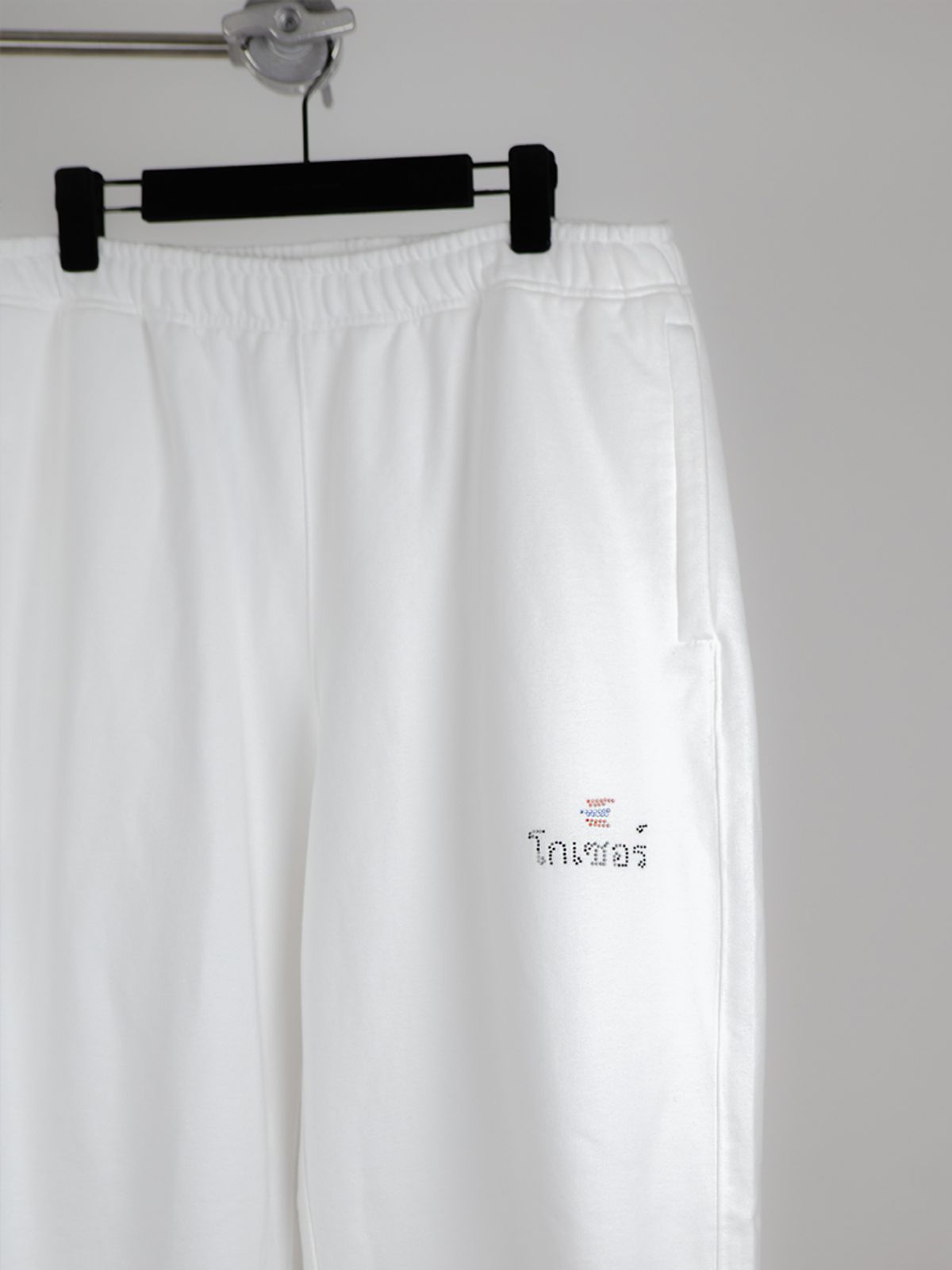 고저(GOZER) OVERSIZED THAILAND BIZ LOGO JOGGER PANTS