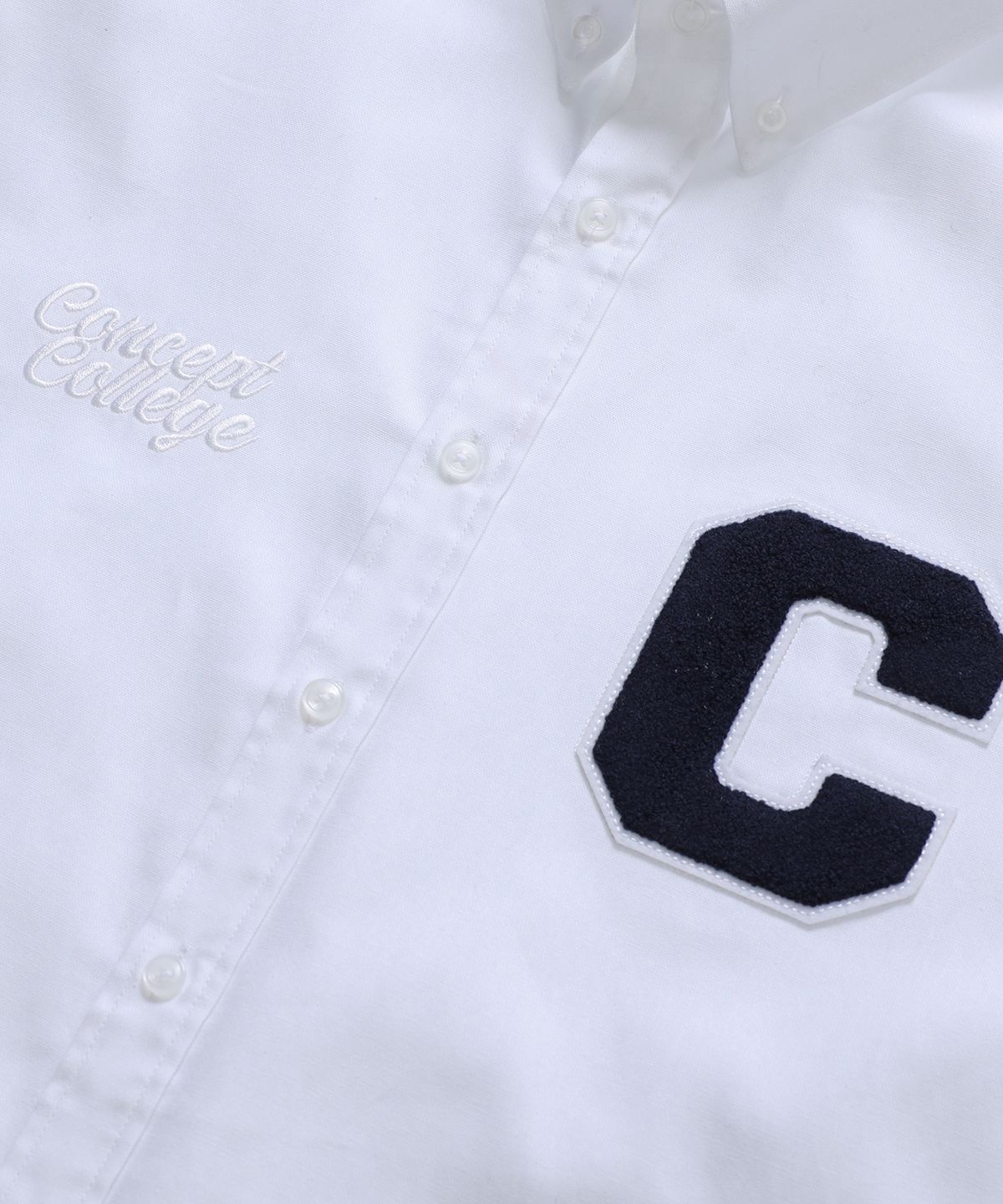 컨셉트컬리지(CONCEPTCOLLEGE) C 패치 화이트  옥스퍼드 긴팔 셔츠 [남녀공용]