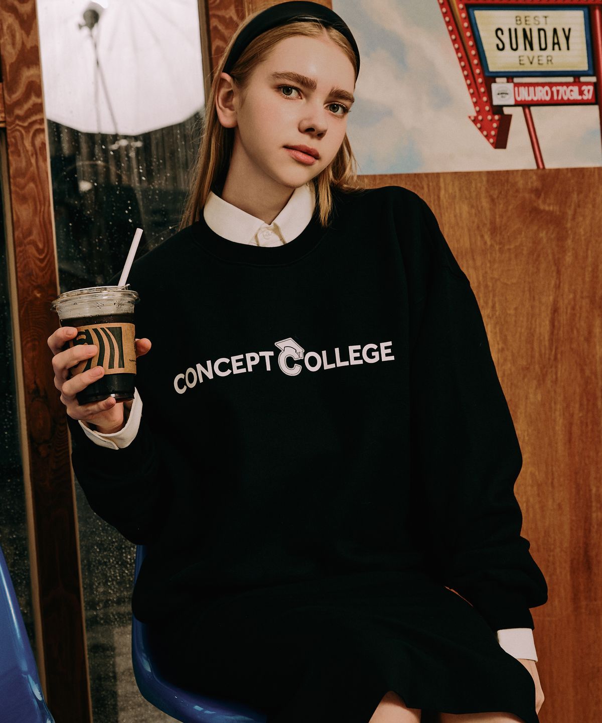 컨셉트컬리지(CONCEPTCOLLEGE) 베이직 라인 로고 블랙 스웨트 셔츠 [남녀공용]