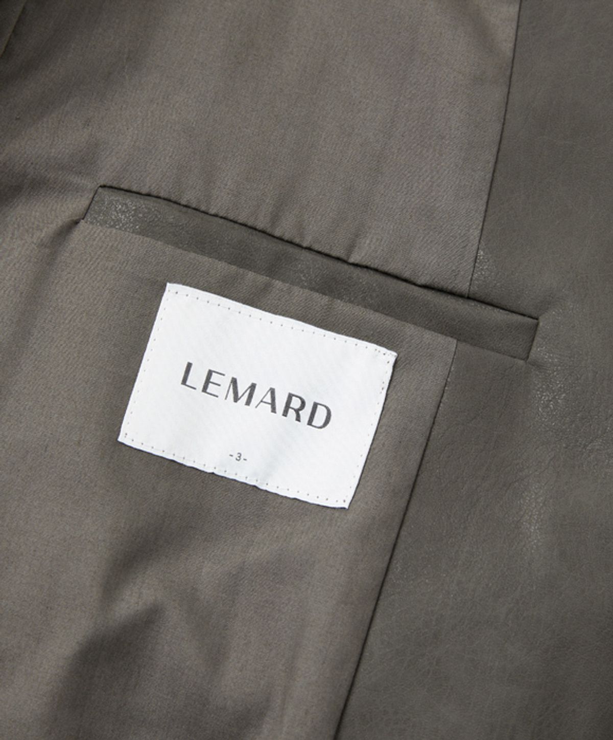 르마드(LEMARD) 엠보 라이더 자켓 - 차콜