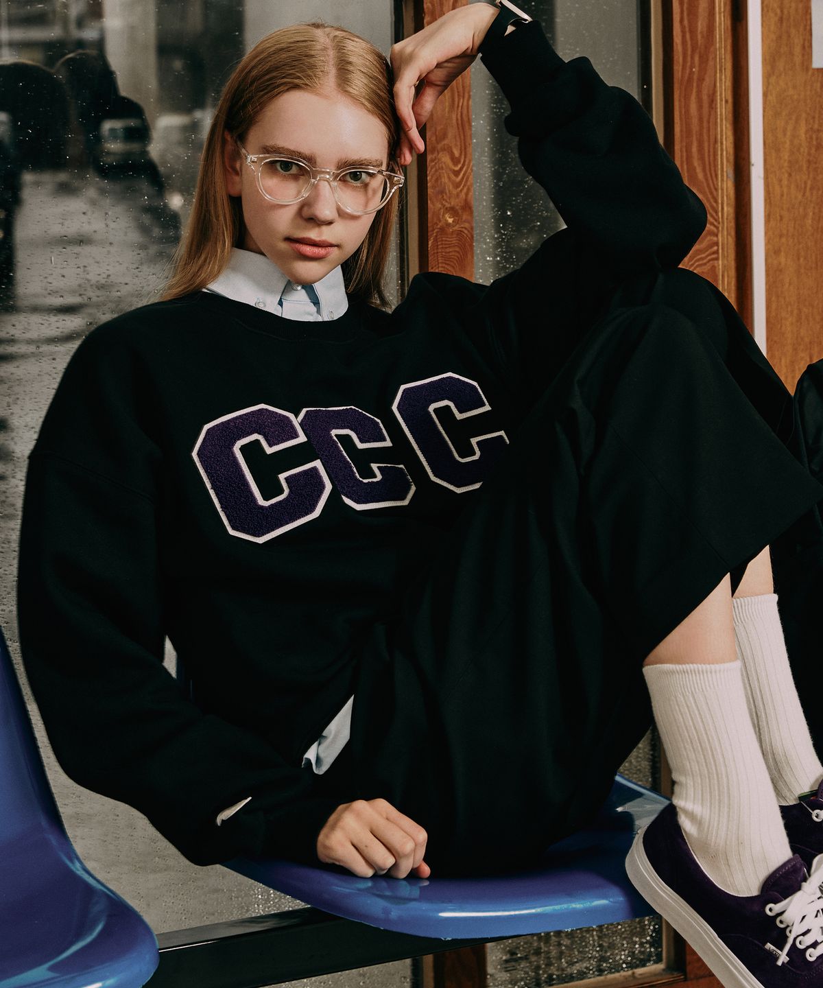 컨셉트컬리지(CONCEPTCOLLEGE) CCC 퍼플 패치 블랙 스웨트셔츠 [남녀공용]