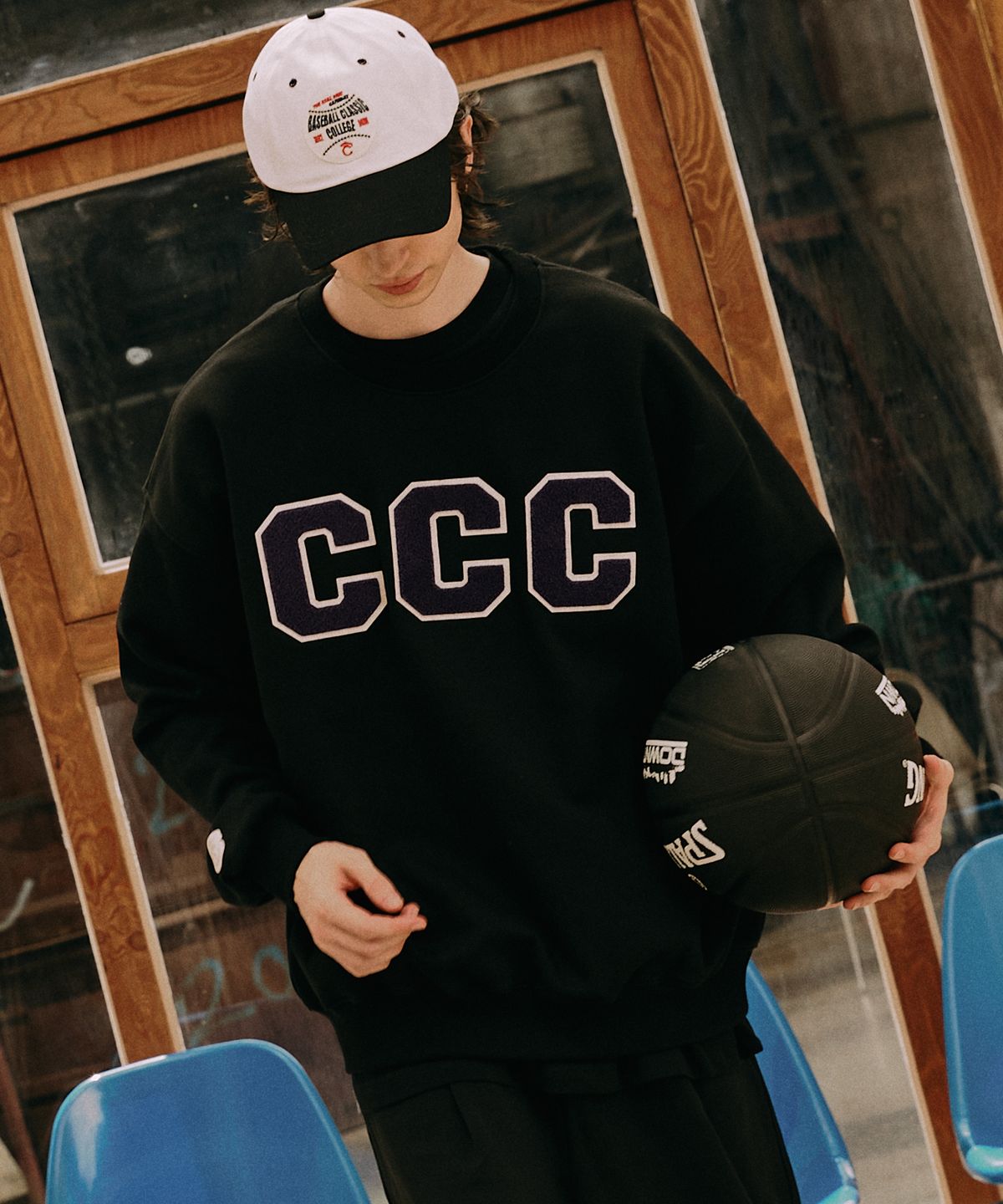 컨셉트컬리지(CONCEPTCOLLEGE) CCC 퍼플 패치 블랙 스웨트셔츠 [남녀공용]