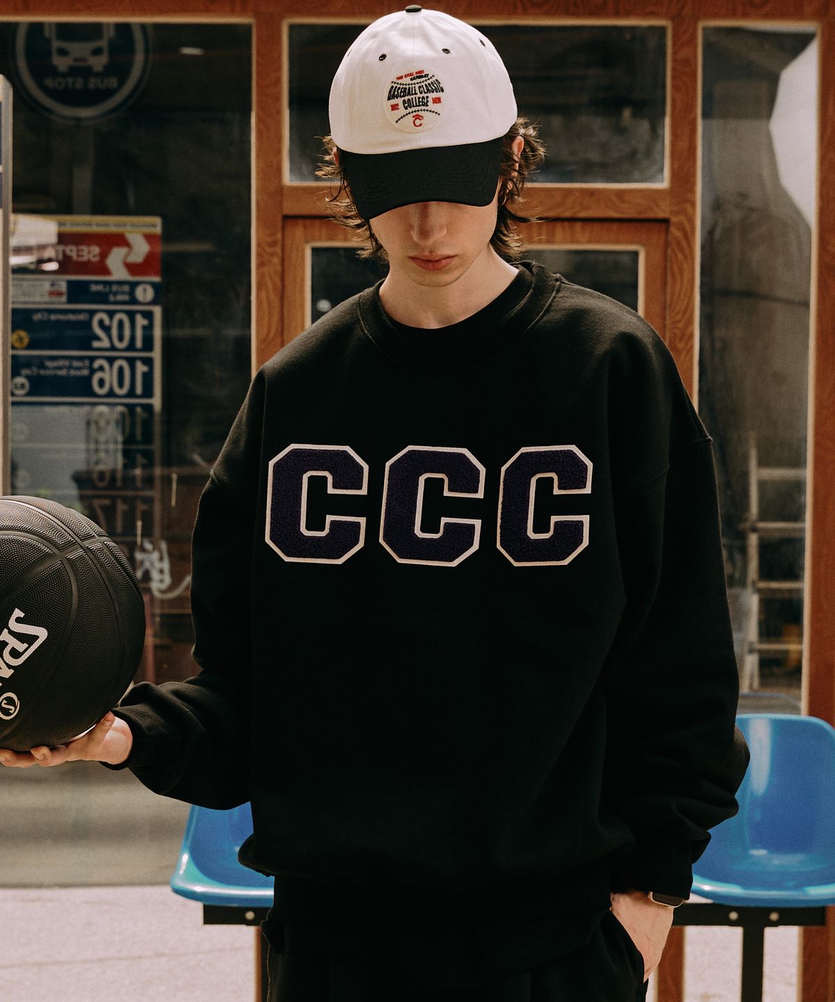 컨셉트컬리지(CONCEPTCOLLEGE) CCC 퍼플 패치 블랙 스웨트셔츠 [남녀공용]