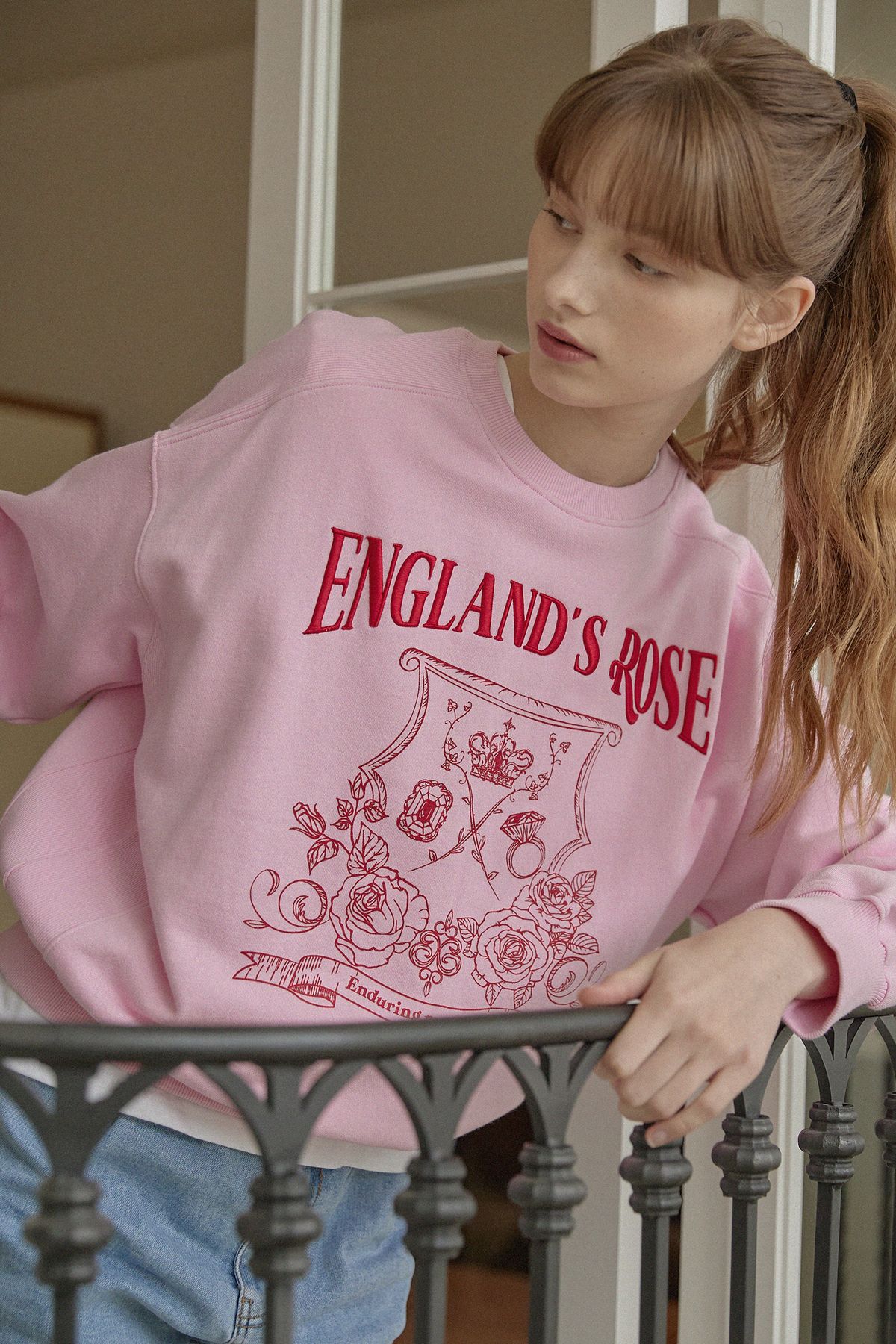 논로컬(NONLOCAL) Rose Emblem embroidery Sweatshirt - Pink