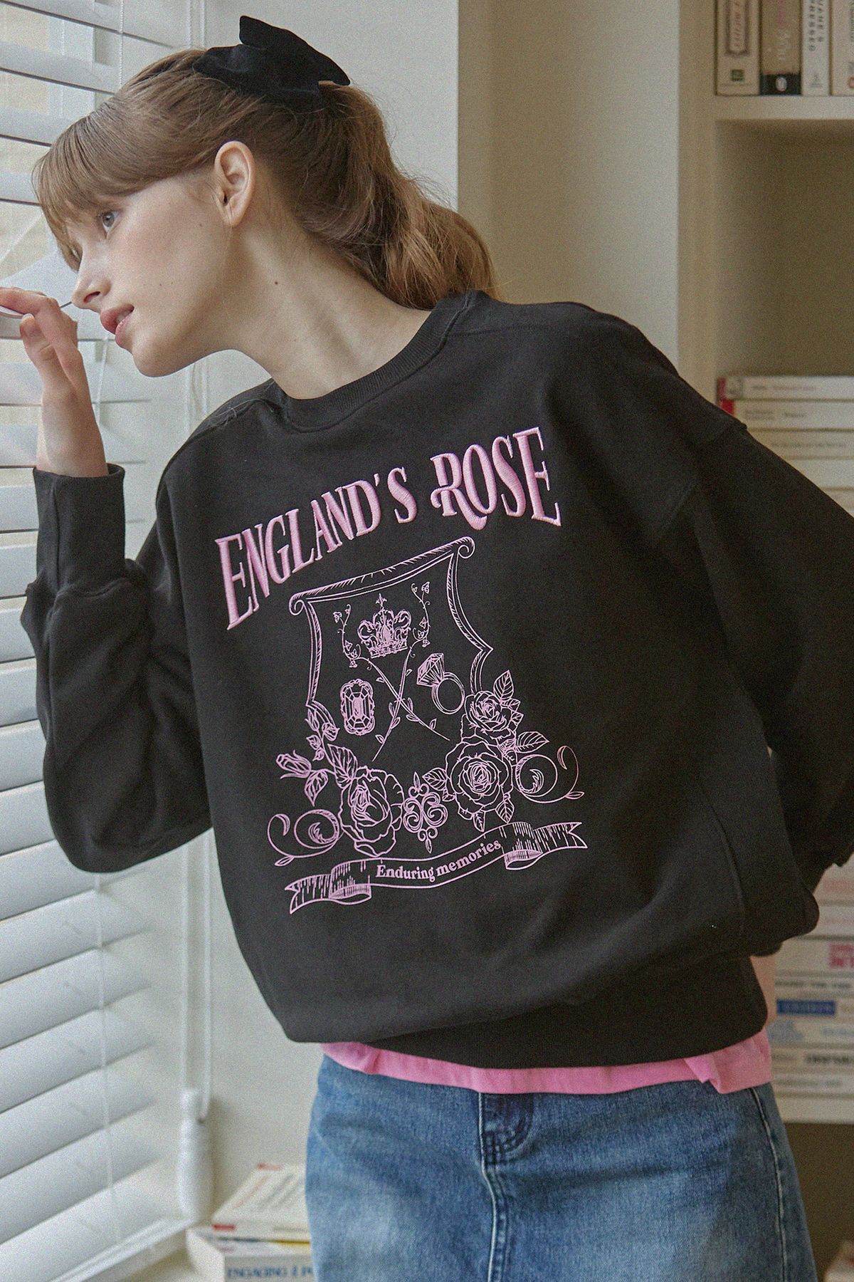 논로컬(NONLOCAL) Rose Emblem embroidery Sweatshirt - Black