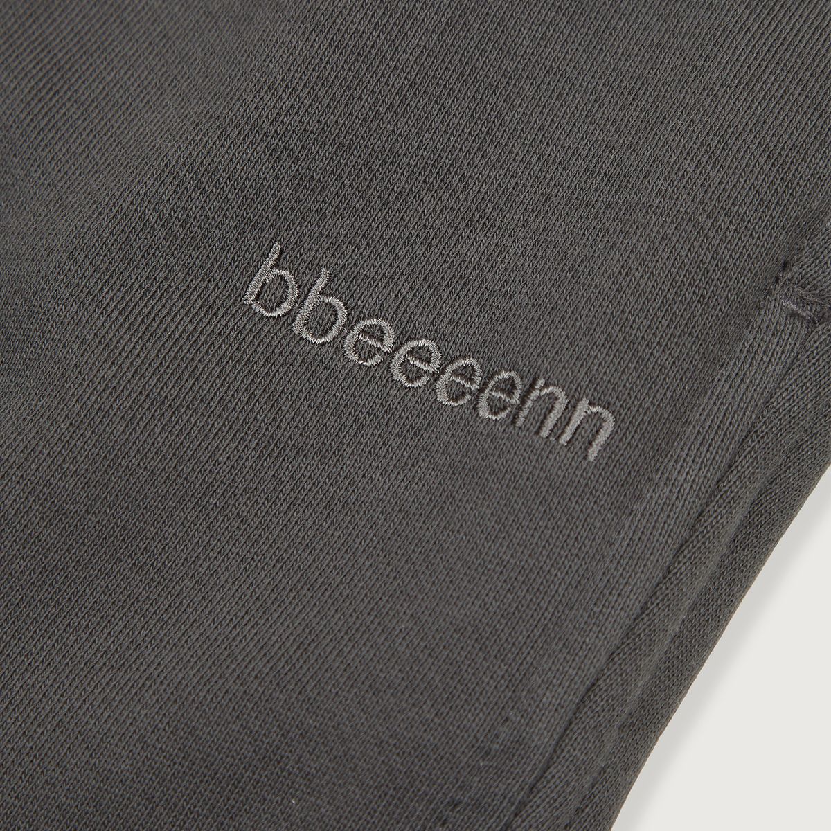 벤(BBEEEENN) 로고 트랙 팬츠_차콜