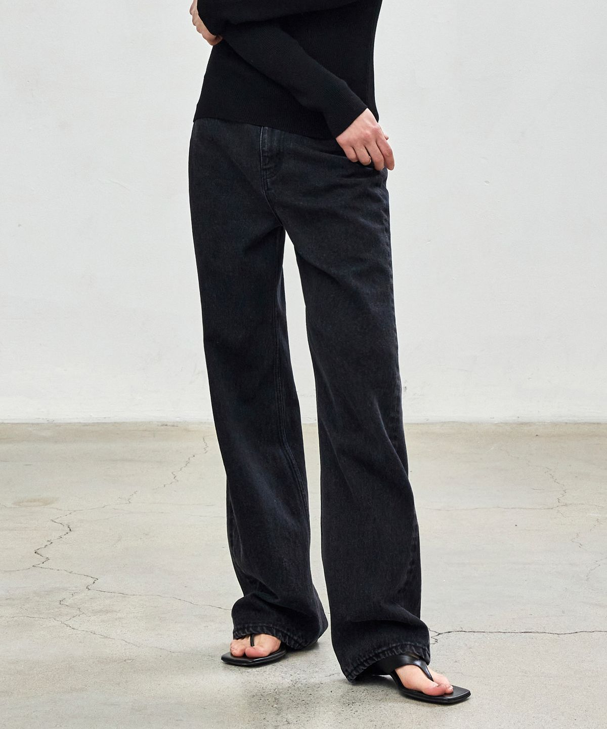 노티아(NOTIA) STRAIGHT BLACK DENIM