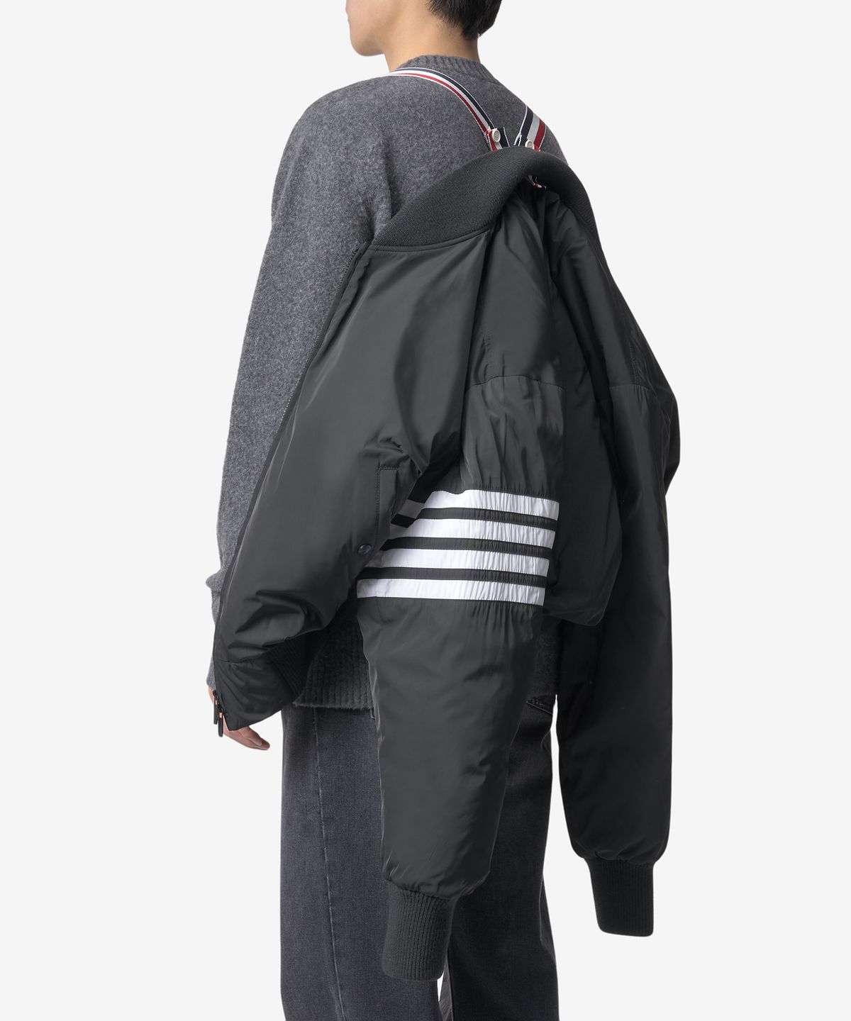 톰브라운(THOM BROWNE) 4 바 나일론 집업 봄버 재킷 - 차콜 / MJD103X07259015 - 사이즈 & 후기 | 무신사 톰브라운(THOM BROWNE)  4 바... 