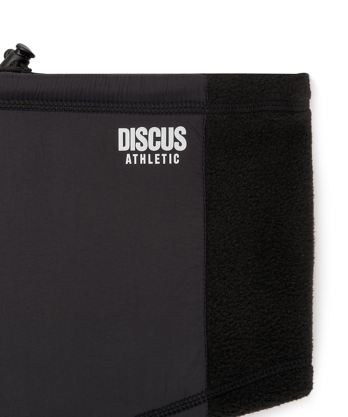 디스커스 애슬레틱(DISCUS ATHLETIC) 레터 로고 넥 워머 블랙