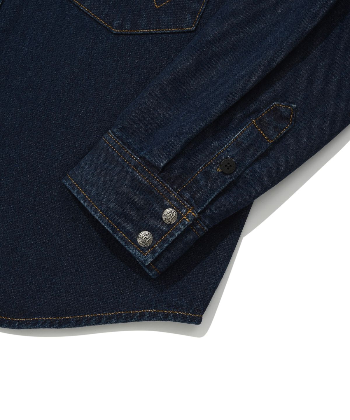 커버낫(COVERNAT) [COVERNAT X WRANGLER] 카라 스터드 데님 셔츠 인디고 로우