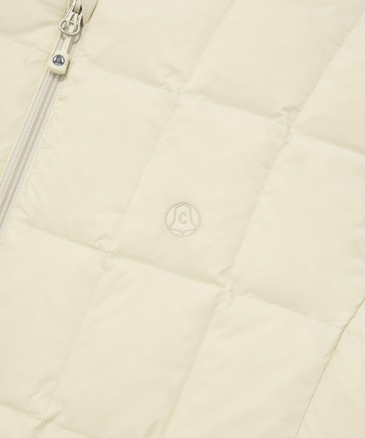 커버낫(COVERNAT) [COVERNAT X WRANGLER] 소매 절개 콜라보 아트웍 경량 패커블 덕 다운 아이보리
