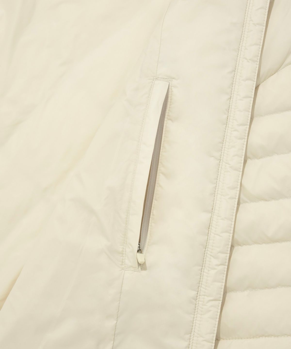 커버낫(COVERNAT) [COVERNAT X WRANGLER] 소매 절개 콜라보 아트웍 경량 패커블 덕 다운 아이보리