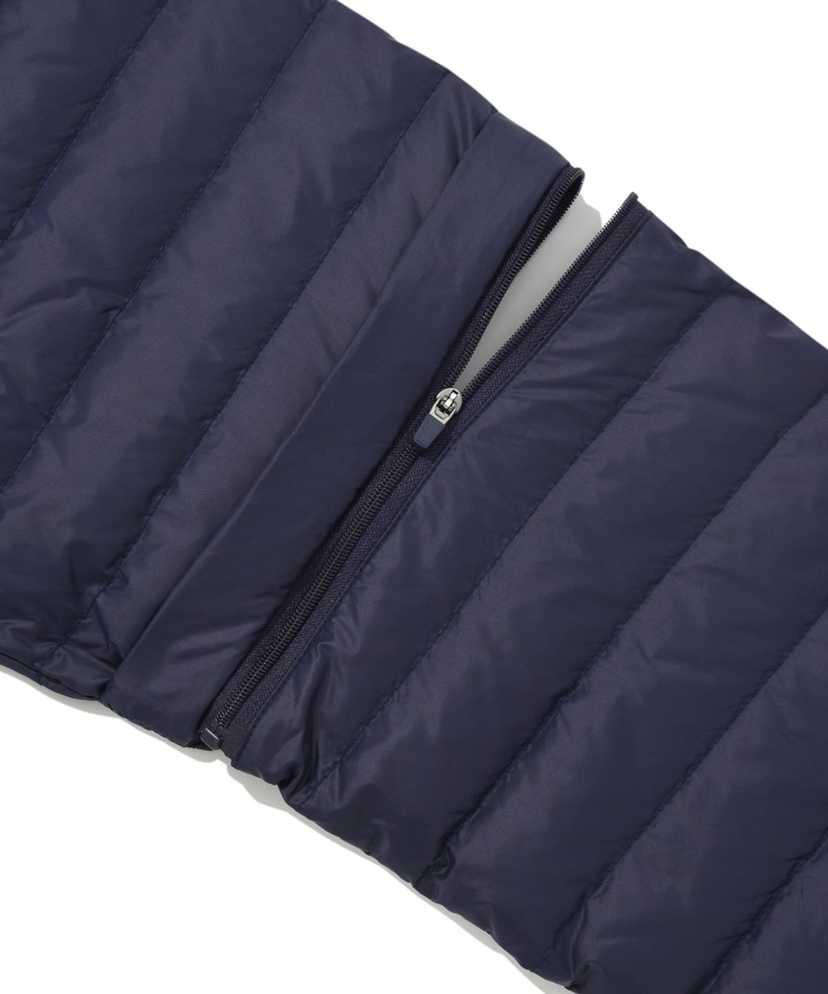 커버낫(COVERNAT) [COVERNAT X WRANGLER] 소매 절개 콜라보 아트웍 경량 패커블 덕 다운 네이비