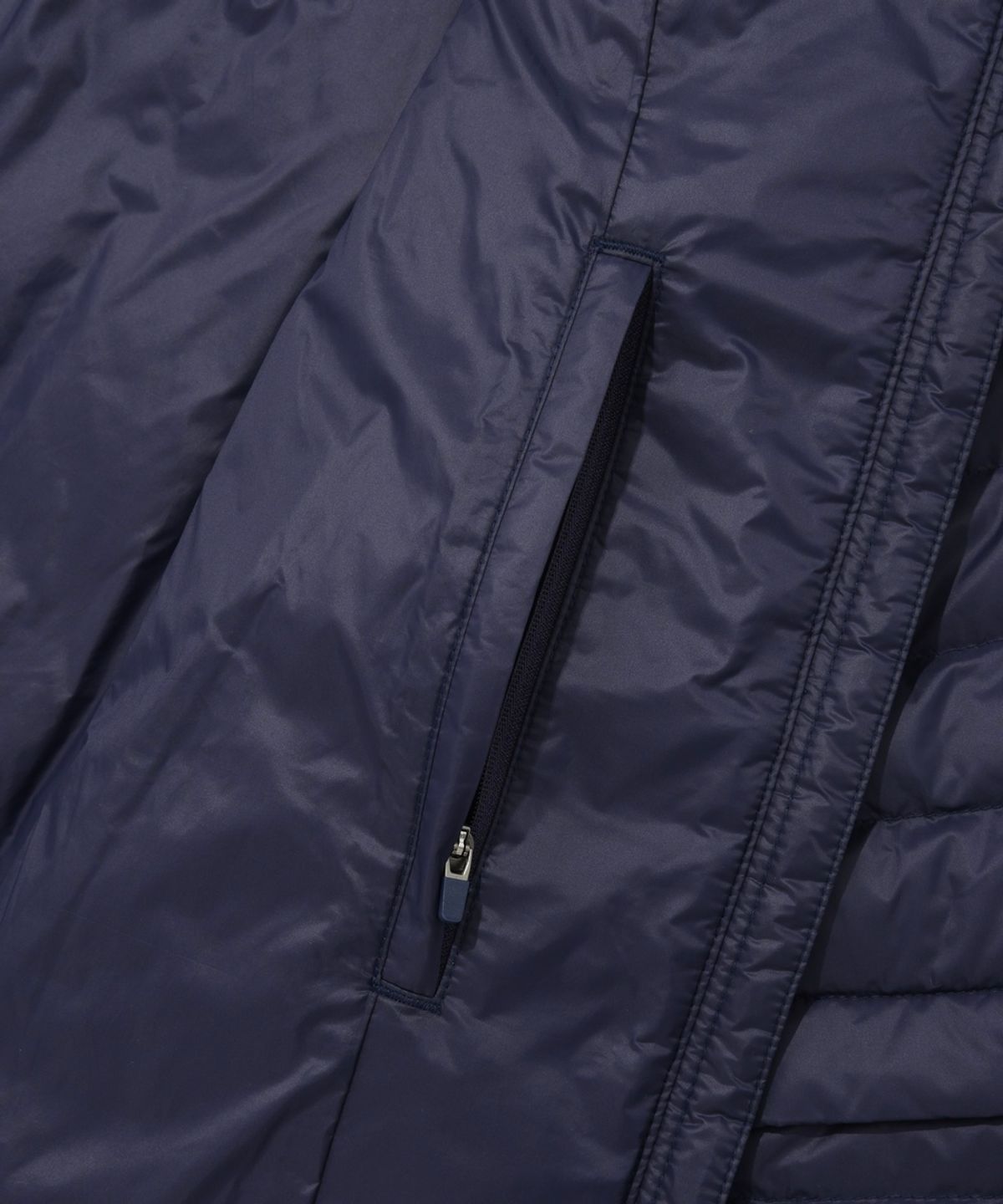 커버낫(COVERNAT) [COVERNAT X WRANGLER] 소매 절개 콜라보 아트웍 경량 패커블 덕 다운 네이비