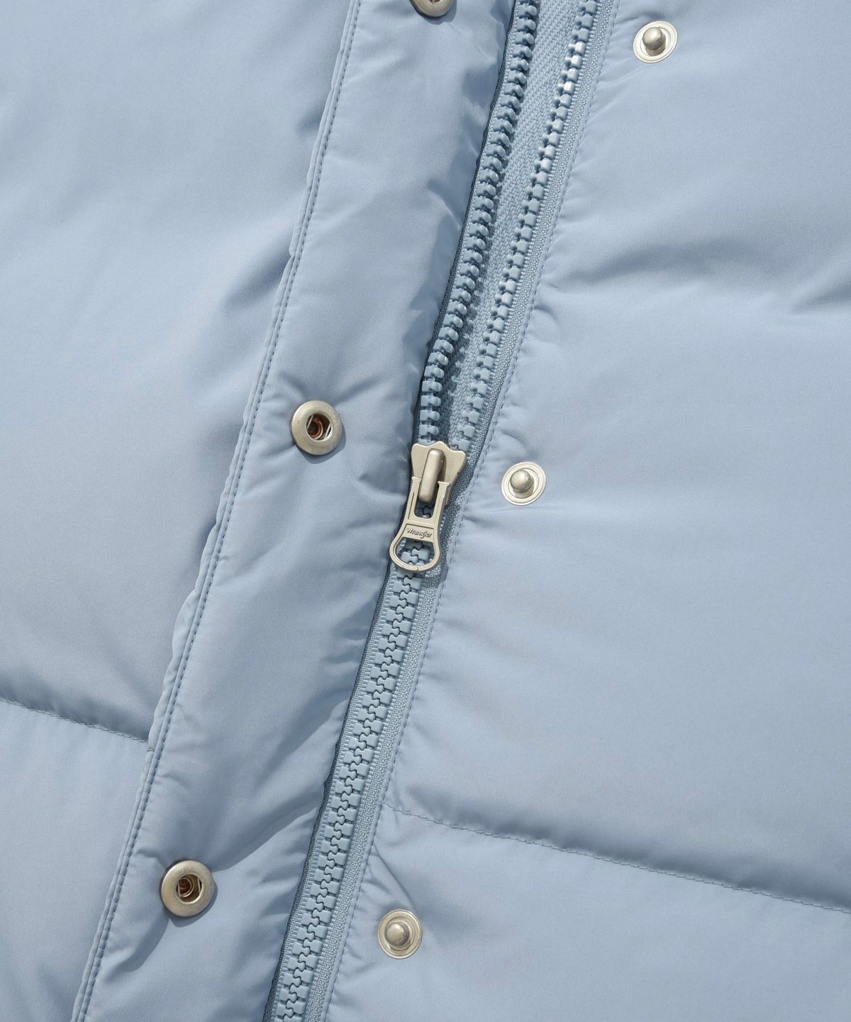 커버낫(COVERNAT) [COVERNAT X WRANGLER] 하이넥 콜라보 아트웍 덕 다운 스카이 블루