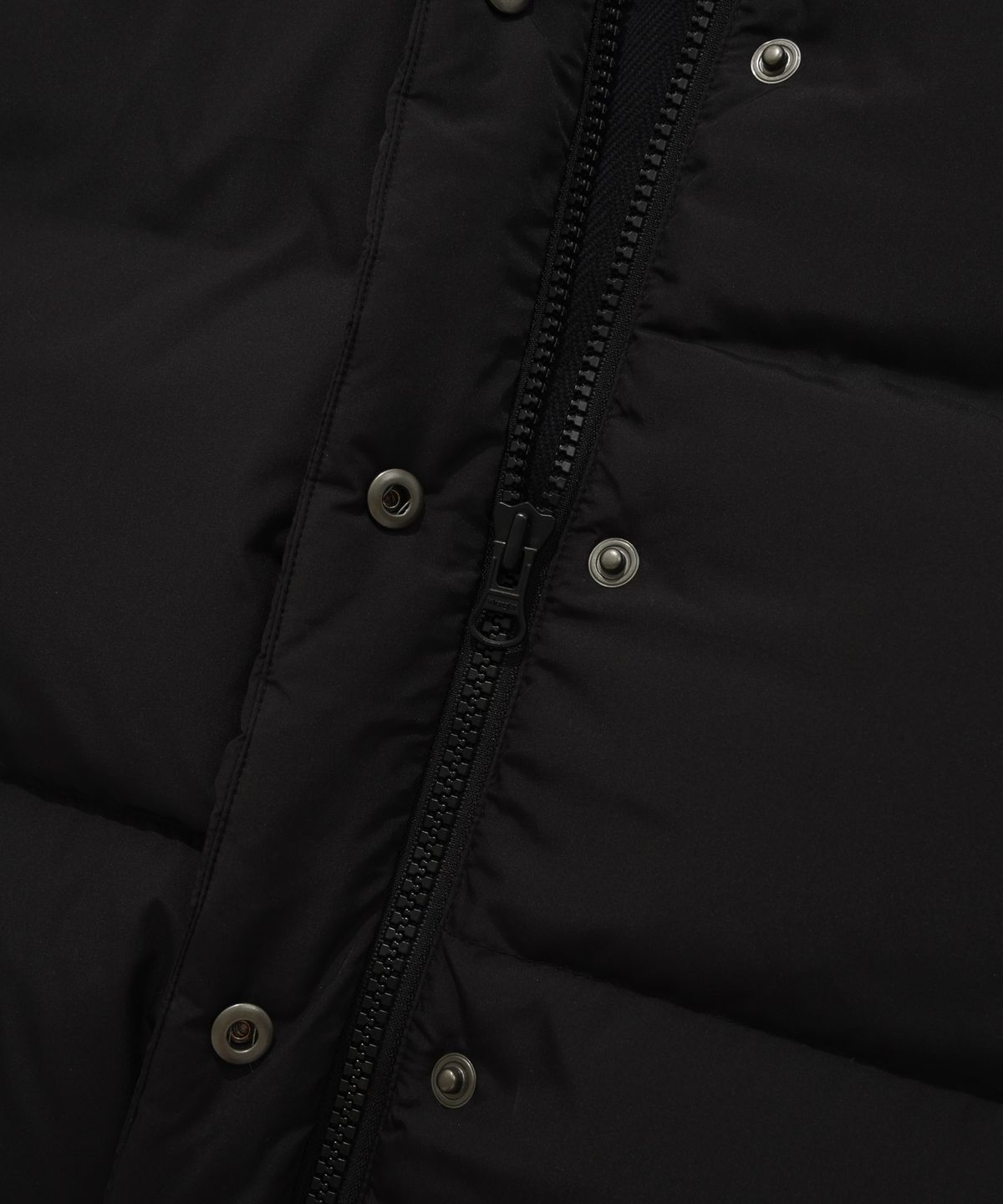 커버낫(COVERNAT) [COVERNAT X WRANGLER] 하이넥 콜라보 아트웍 덕 다운 블랙