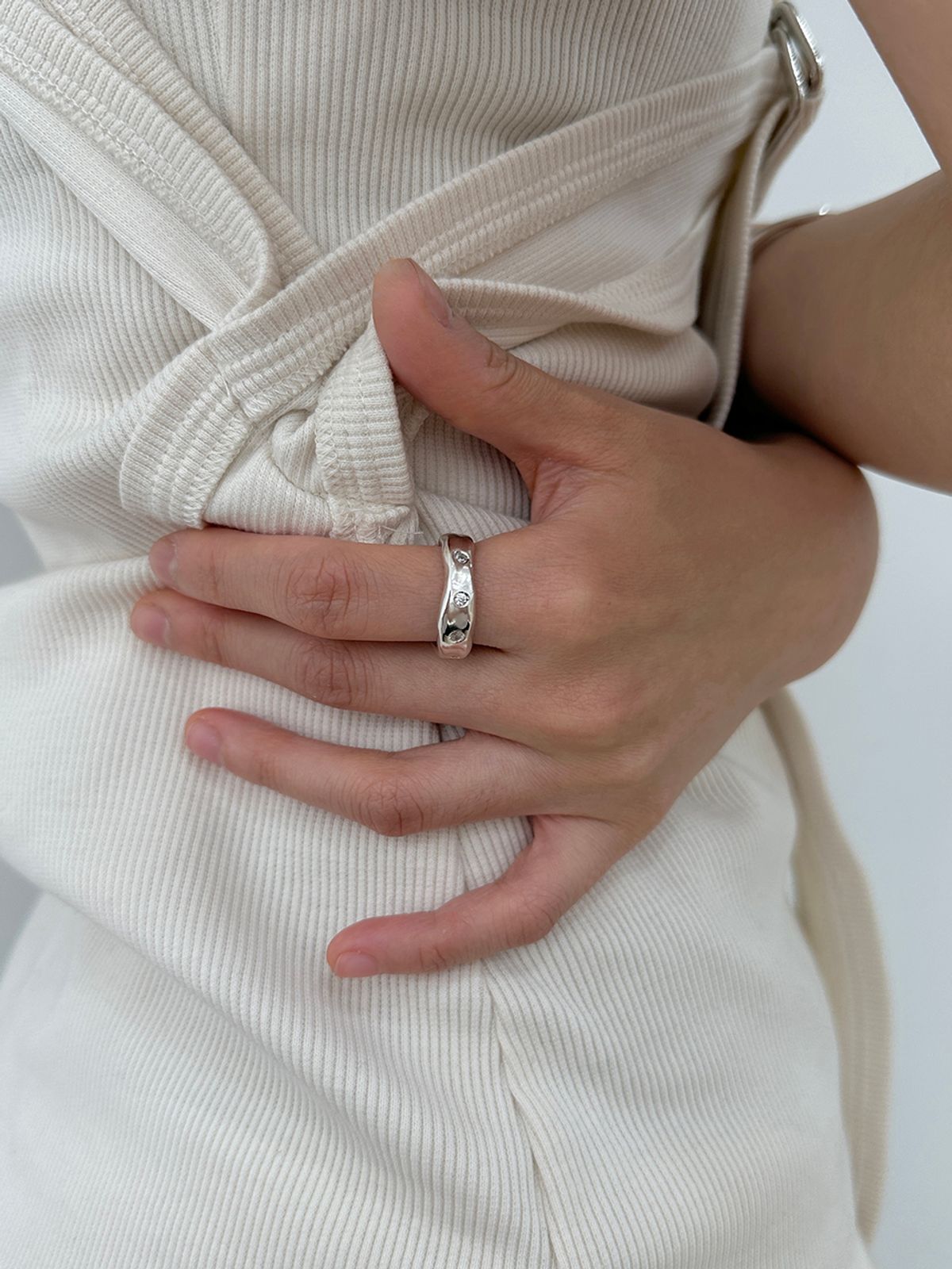 빈움(VINOOM) white cubic ring