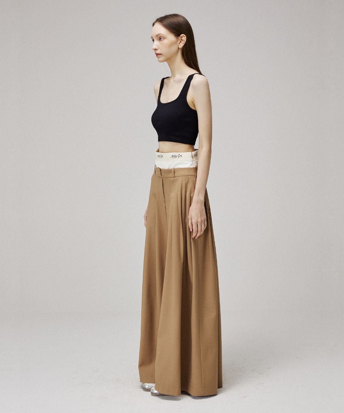 므아므(MMAM) Signature unbalance pin tuck logo band flare slacks