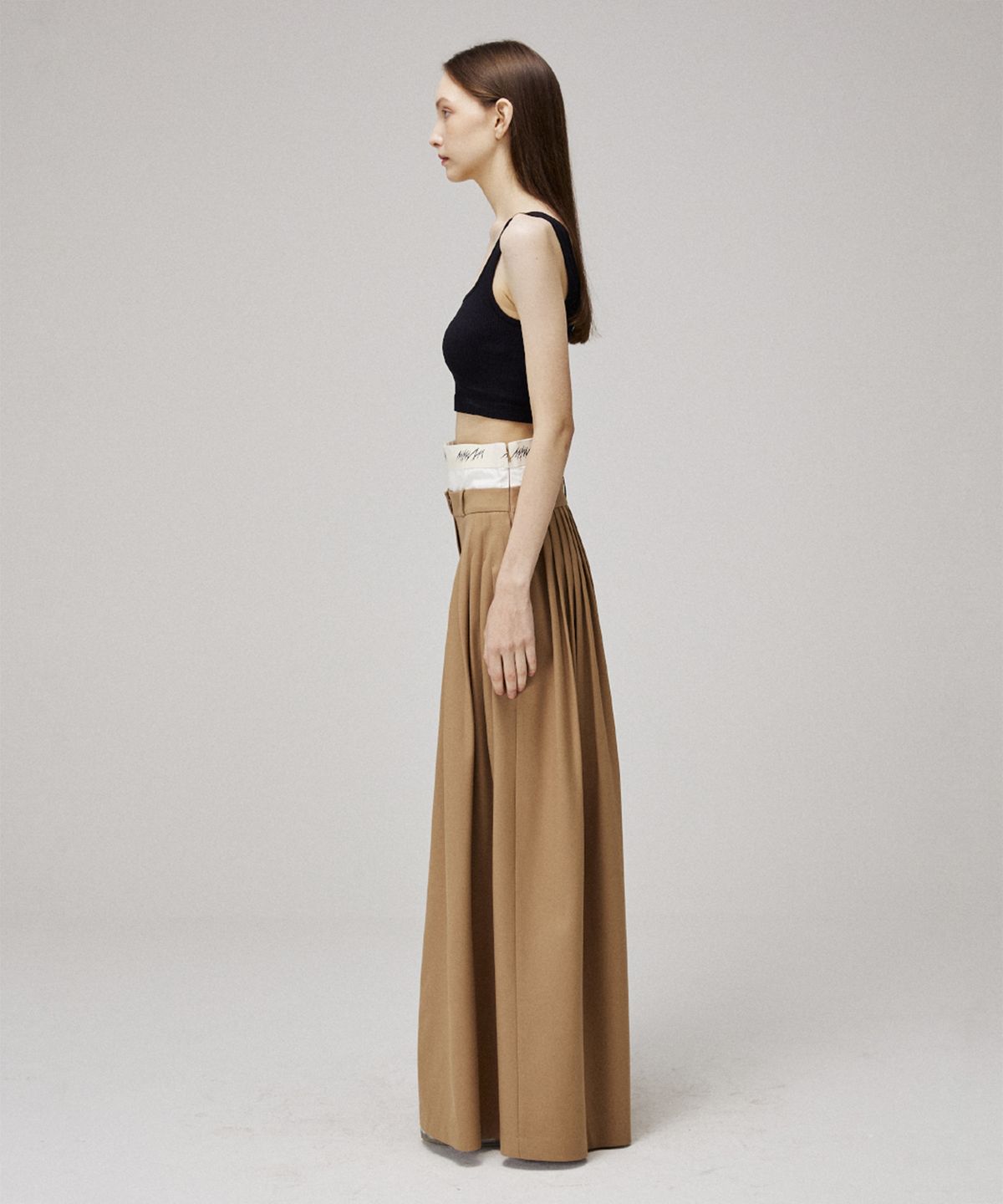 므아므(MMAM) Signature unbalance pin tuck logo band flare slacks