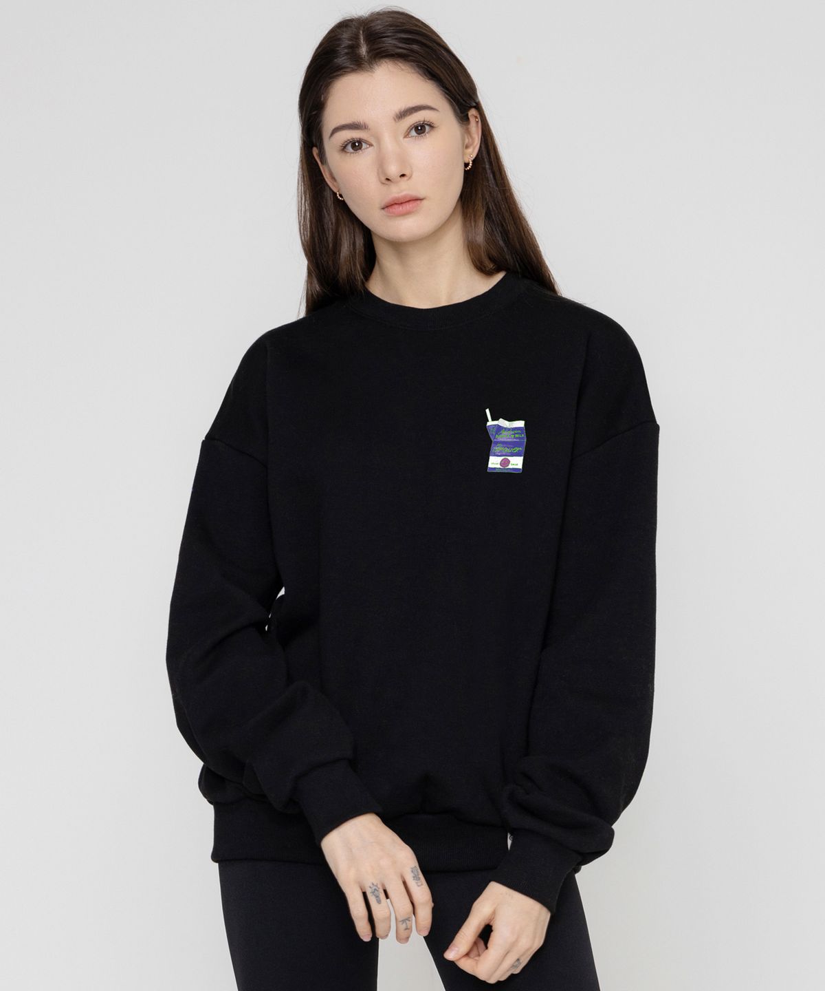 그레이버(GRAVER) [UNISEX]도트 스마일 밀크팩 맨투맨_블랙