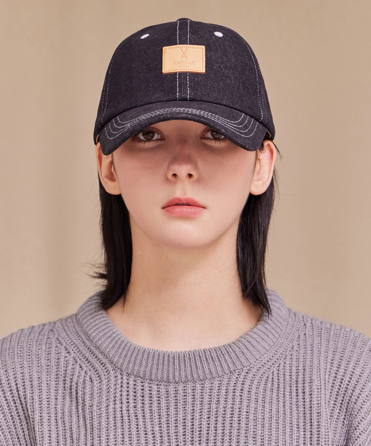바잘(VARZAR) VA 스퀘어 데님 라벨 볼캡 흑청