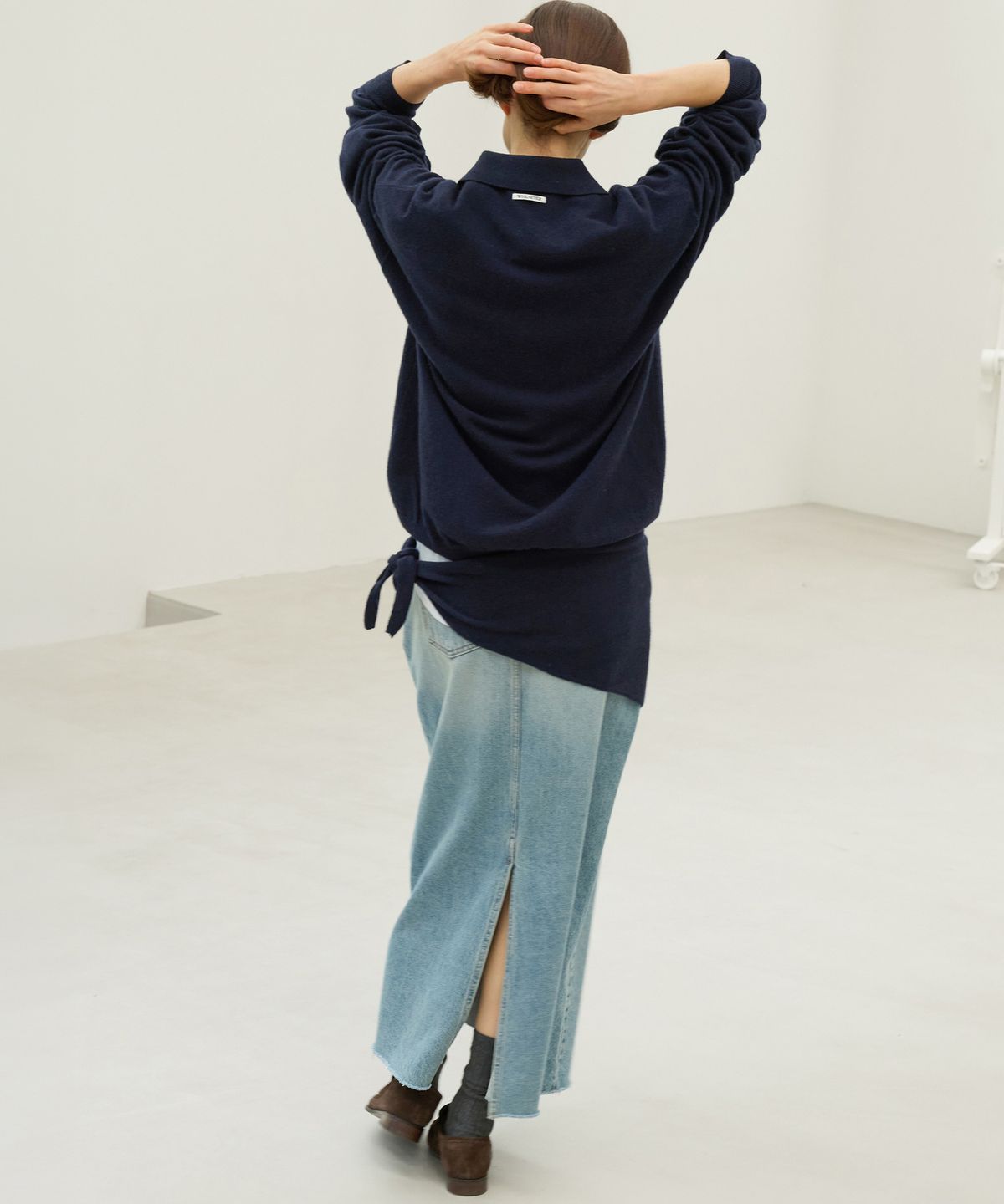 르바(LEVAR) Rear-Slit Denim Long Skirt - Mid Blue